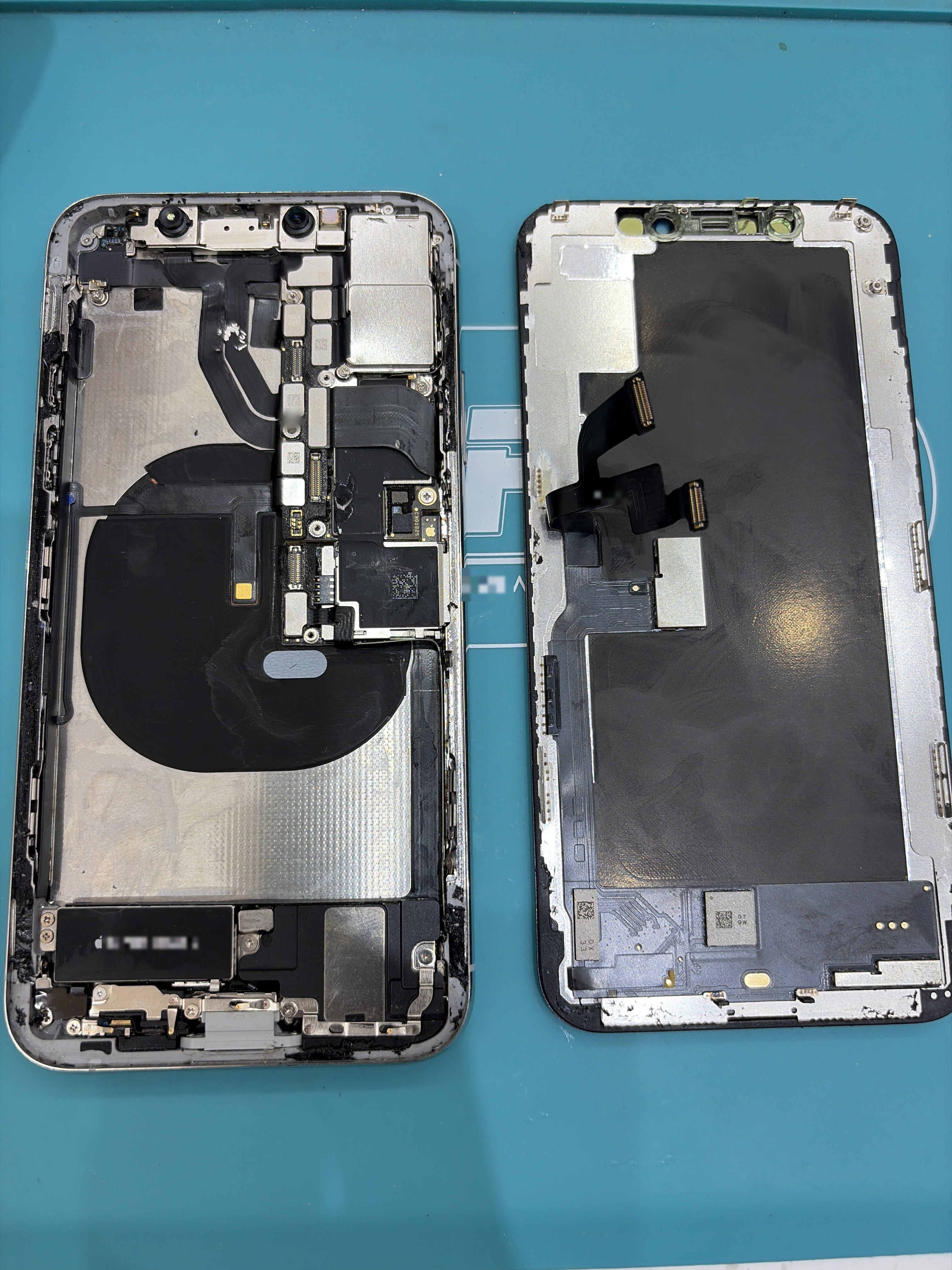 아이폰 iPhone XS 수리 작업 중 — 다올리페어 직영점 진행