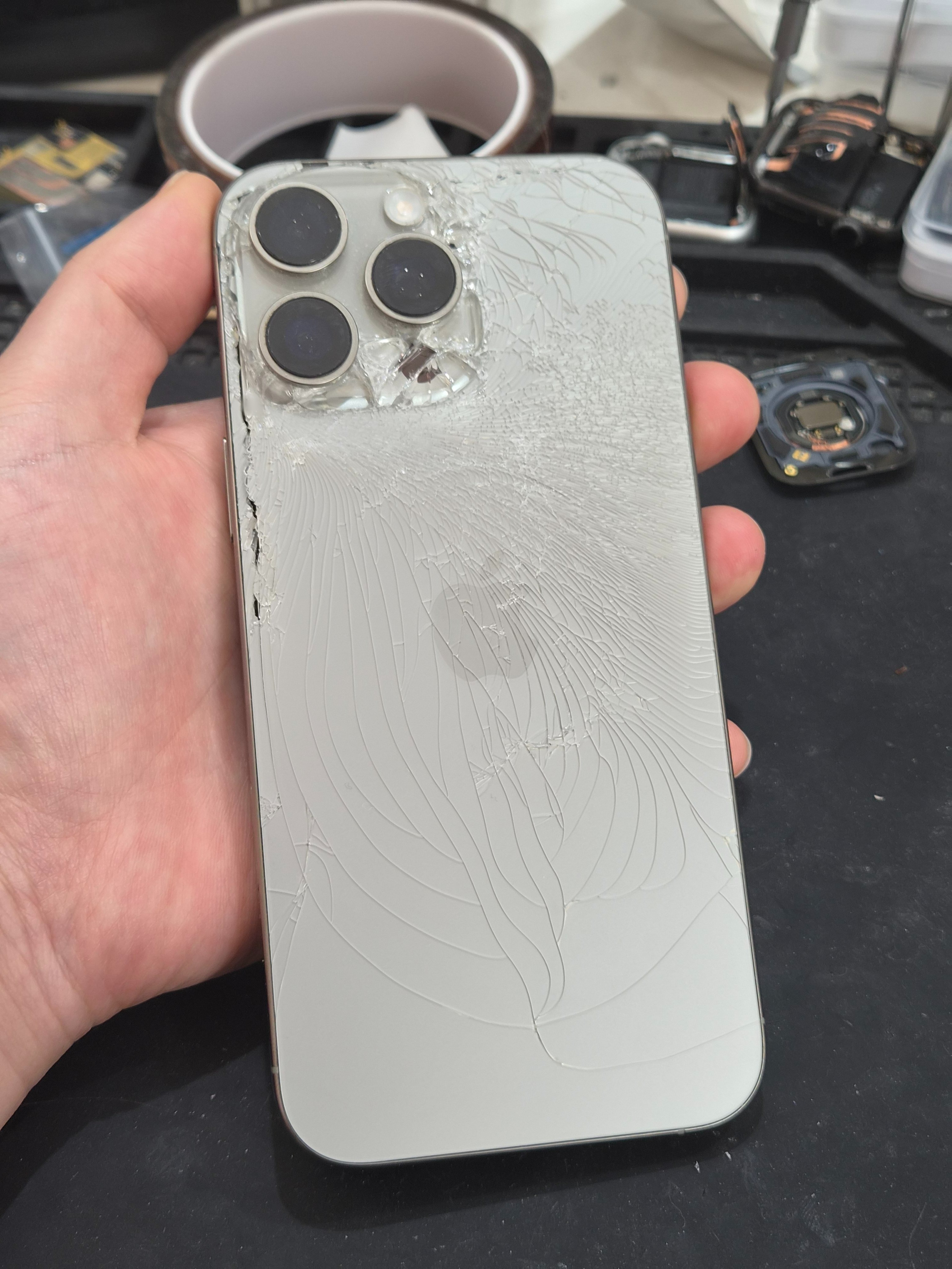 아이폰 iPhone 16 Pro Max 후면 유리 교체 수리 전 사진