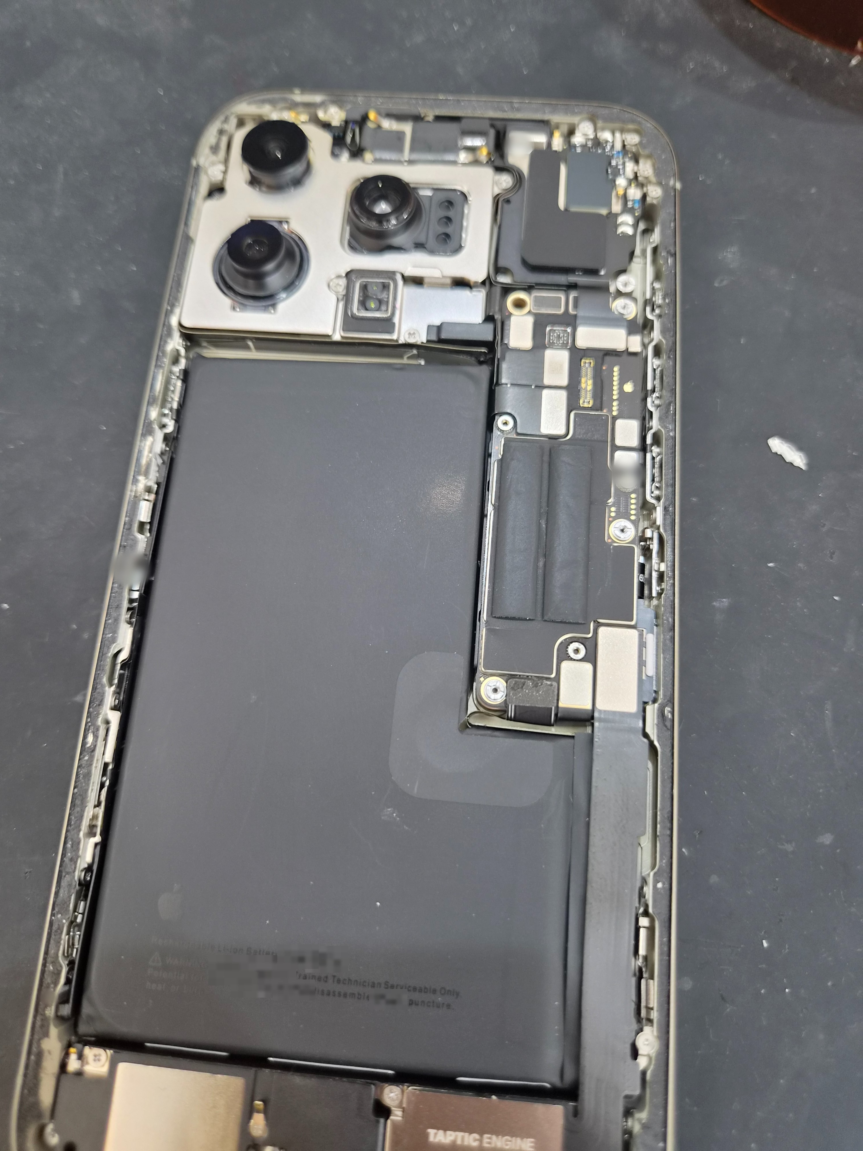 아이폰 iPhone 16 Pro Max 수리 작업 중 — 다올리페어 직영점 진행