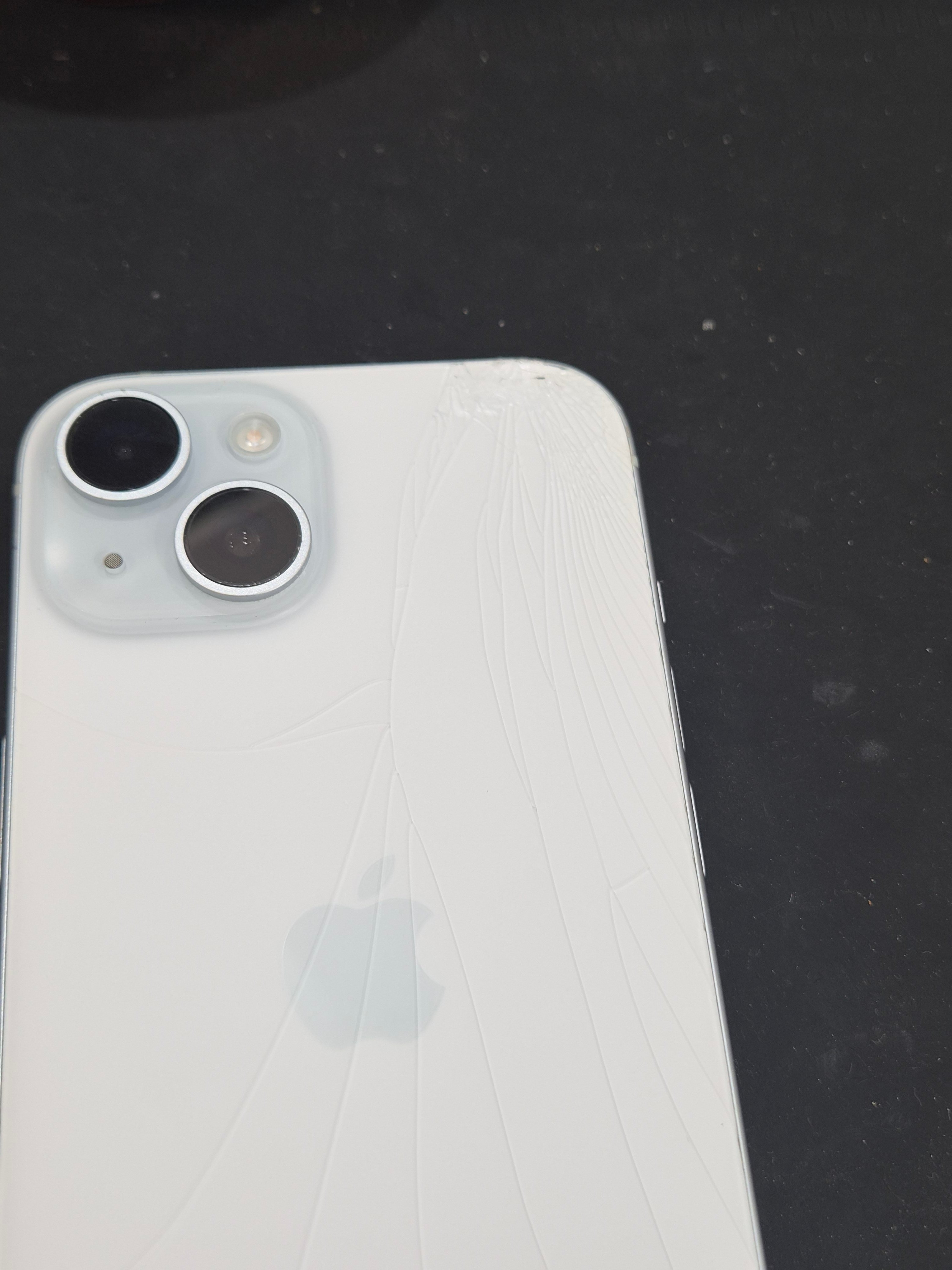 아이폰 iPhone 15 수리 전 — 후면 유리 깨짐