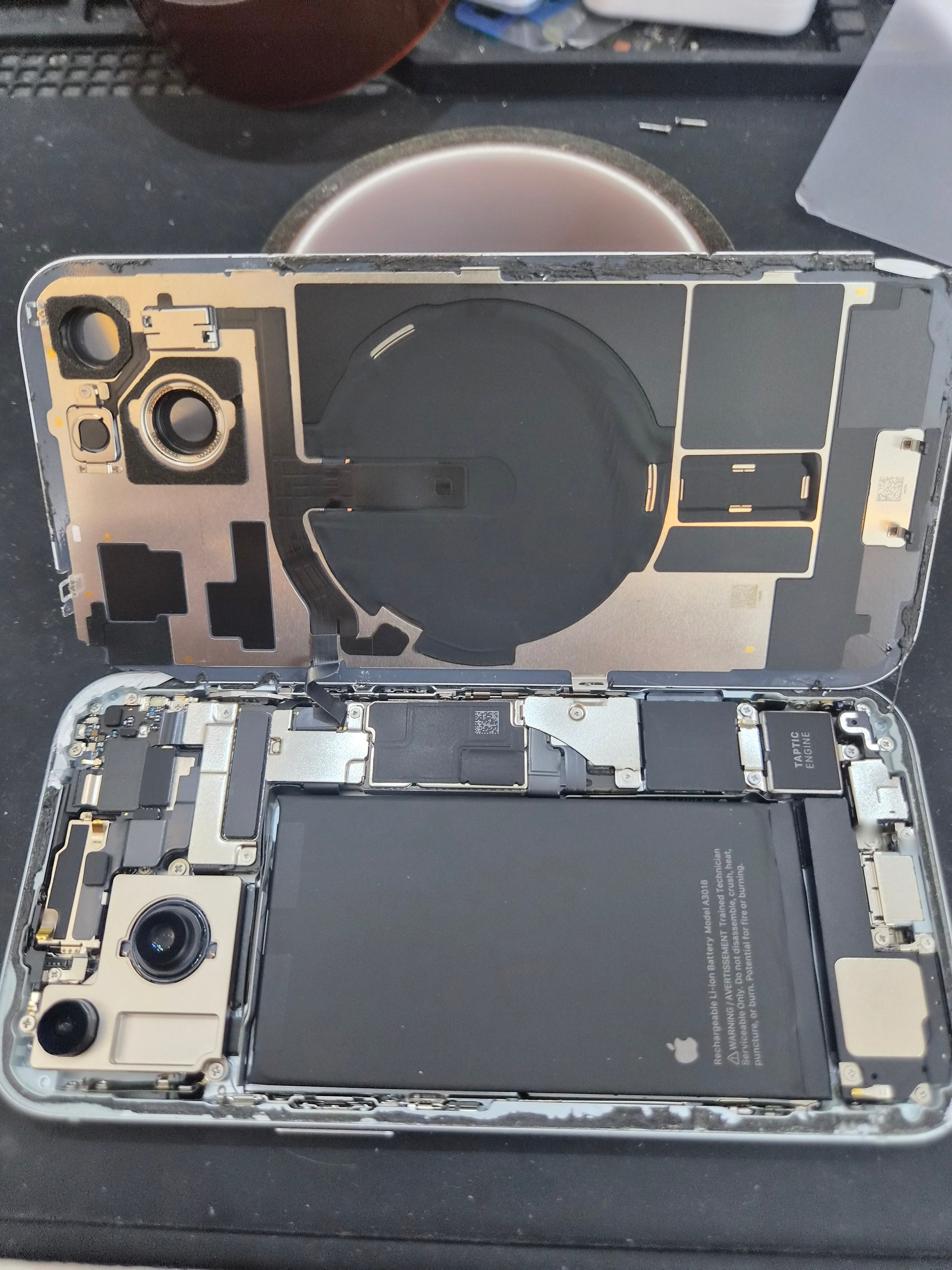아이폰 iPhone 15 내부 분해 — 정밀 작업 단계