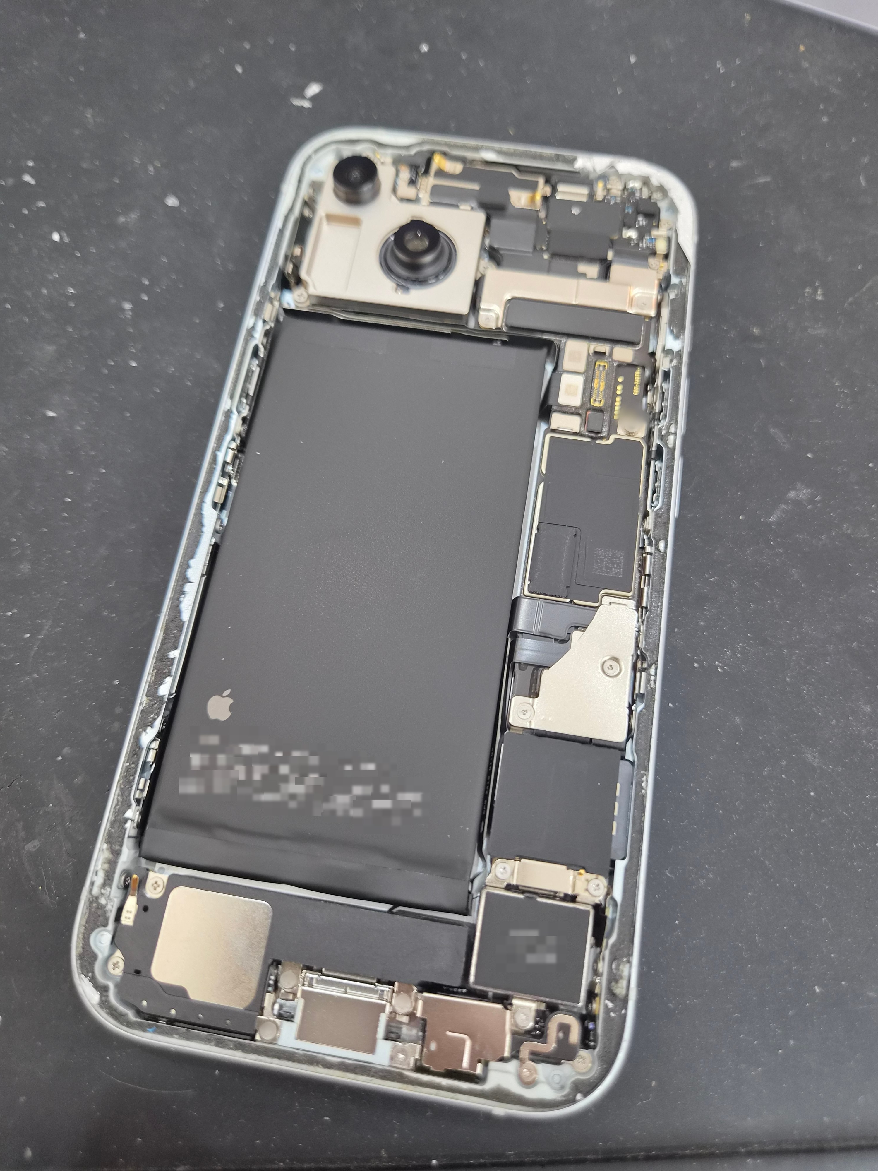 아이폰 iPhone 15 수리 작업 중 — 다올리페어 직영점 진행
