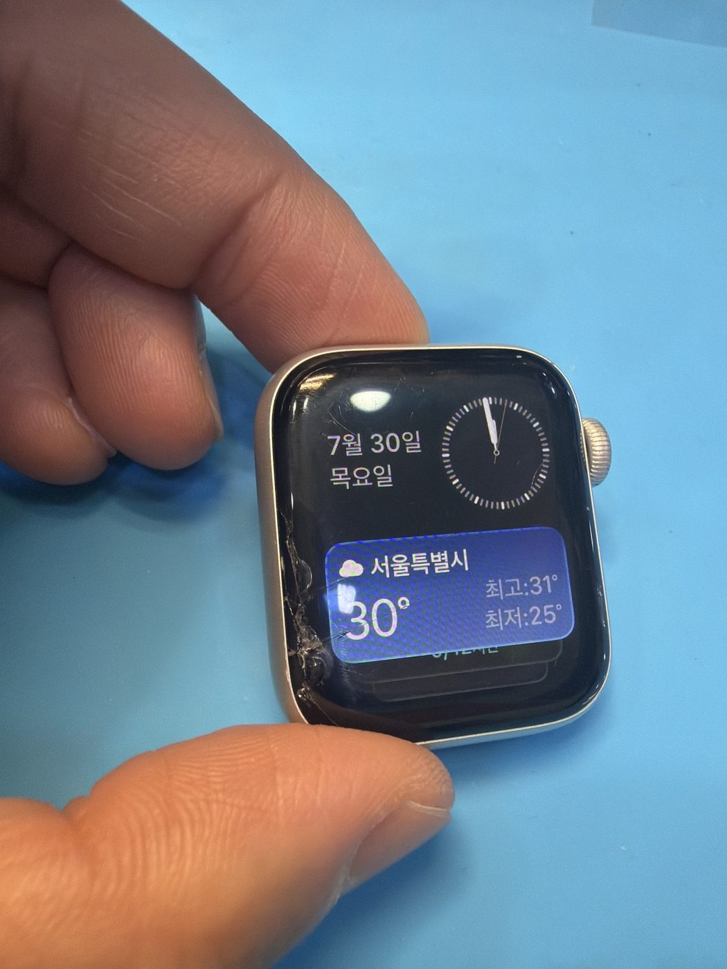 애플워치 SE (2세대) (40mm) 수리 전 — 액정 깨짐