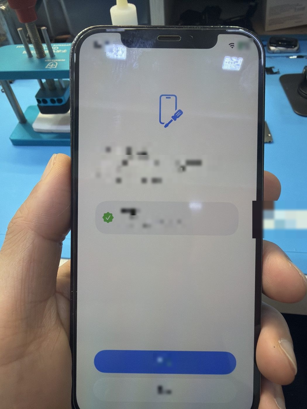 아이폰 12 Pro 수리 작업 중 — 다올리페어 직영점 진행