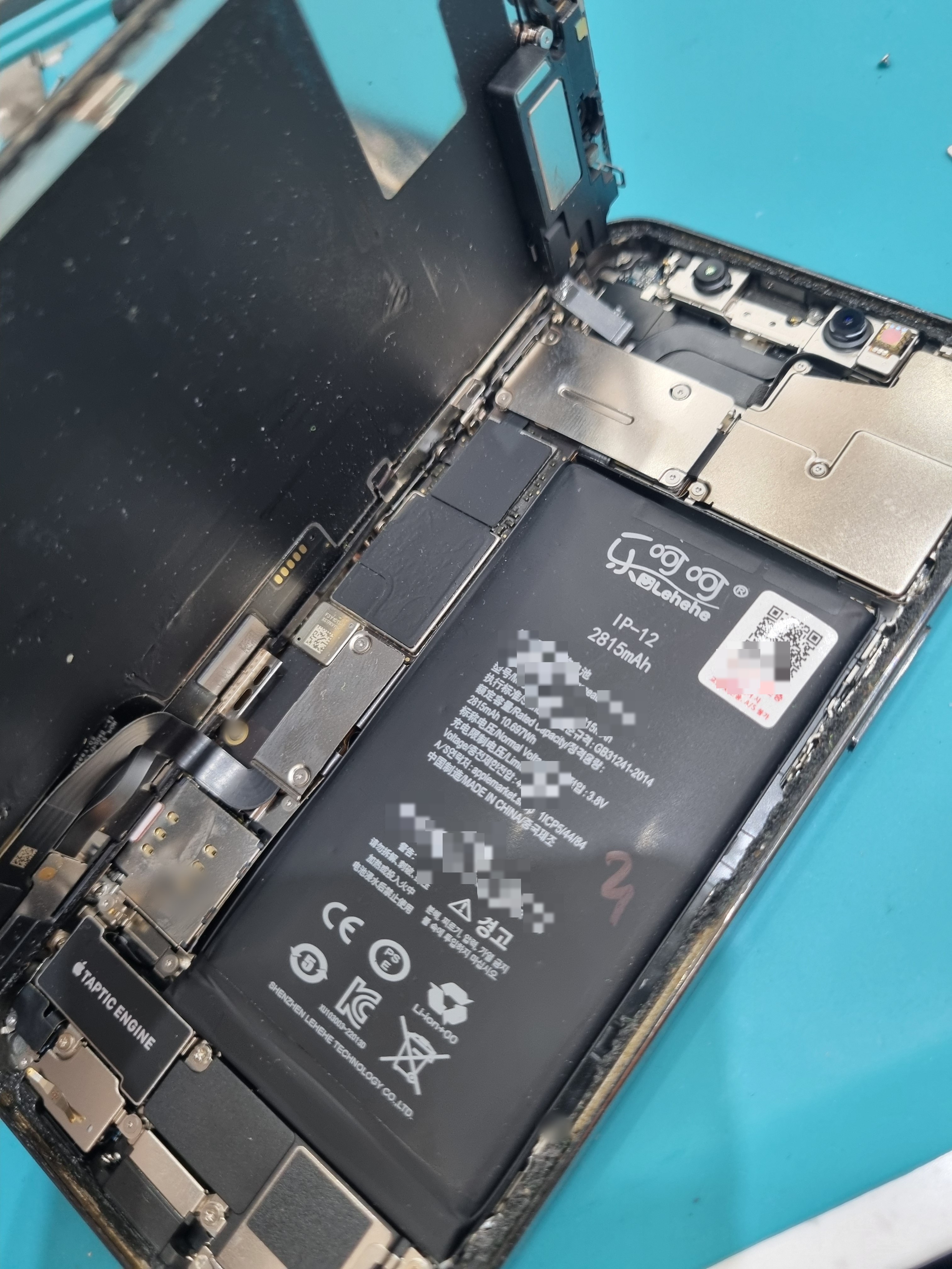 아이폰 iPhone 12 Pro 내부 분해 — 정밀 작업 단계