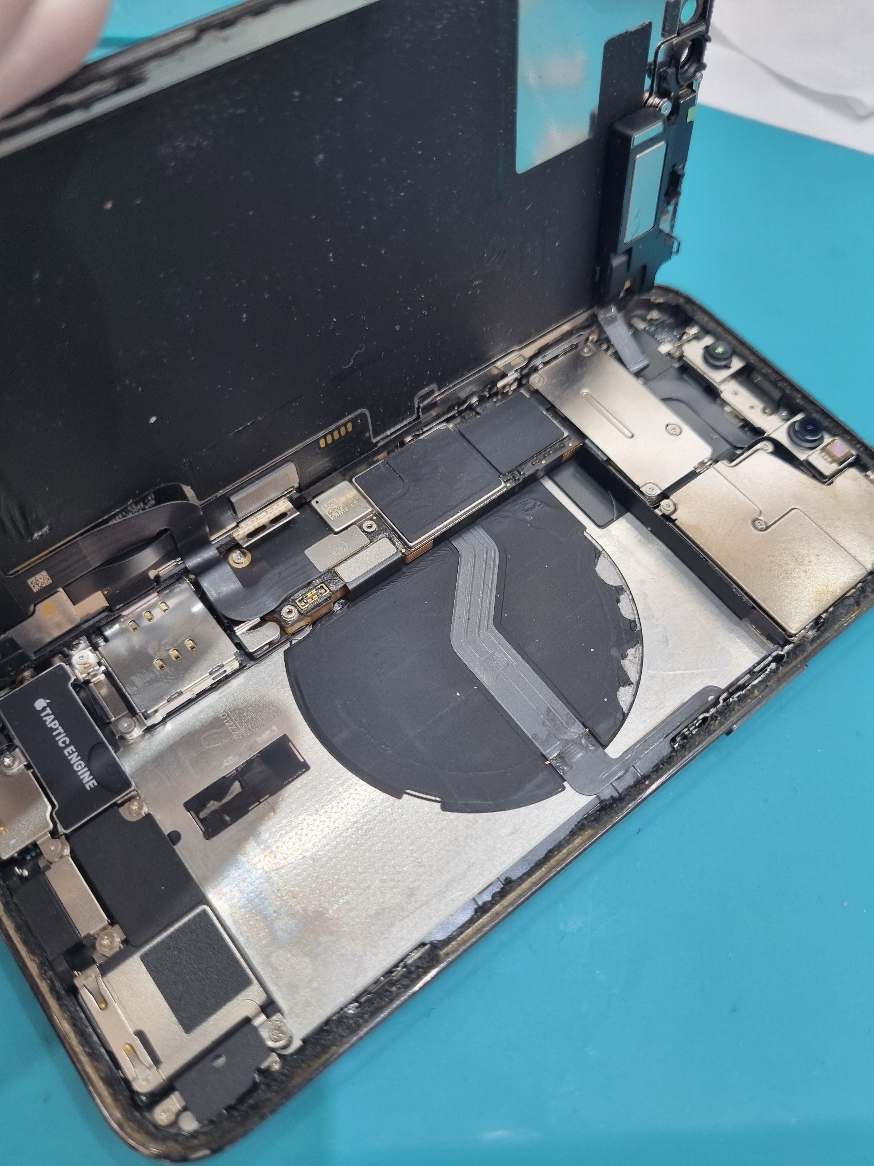 아이폰 iPhone 12 Pro 수리 작업 중 — 다올리페어 직영점 진행