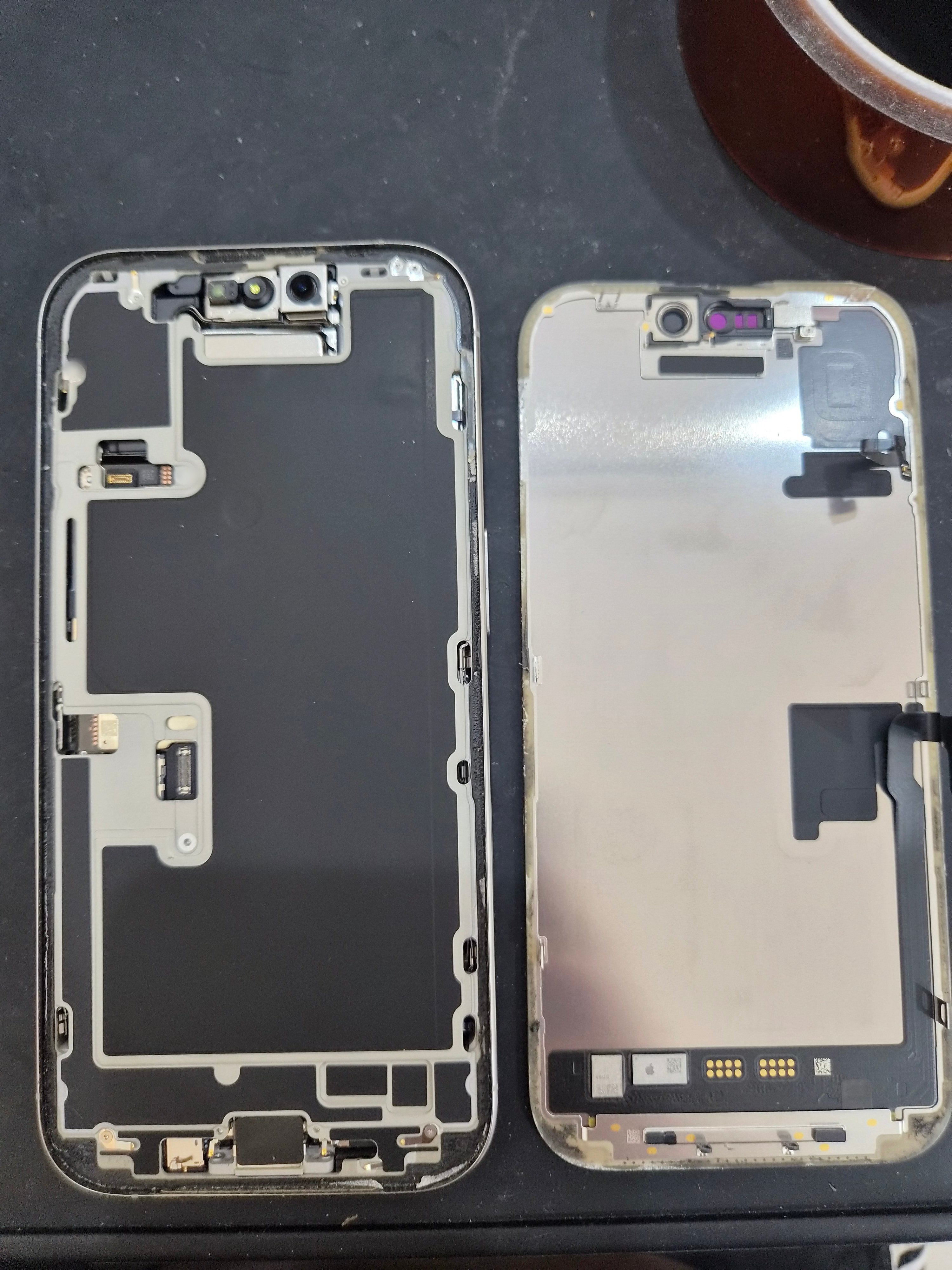 아이폰 iPhone 16 Pro 내부 분해 — 정밀 작업 단계