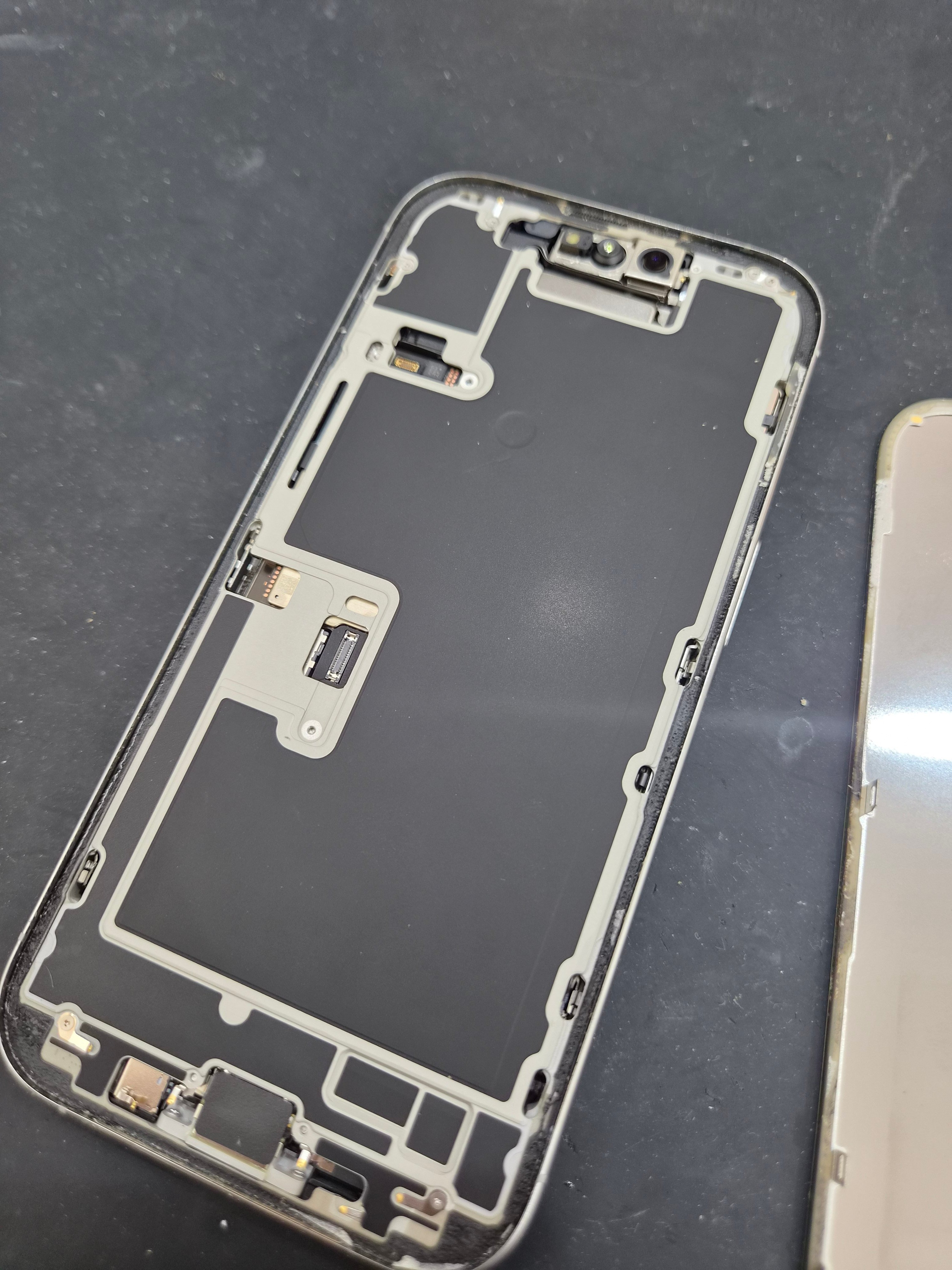 아이폰 iPhone 16 Pro 수리 작업 중 — 다올리페어 직영점 진행