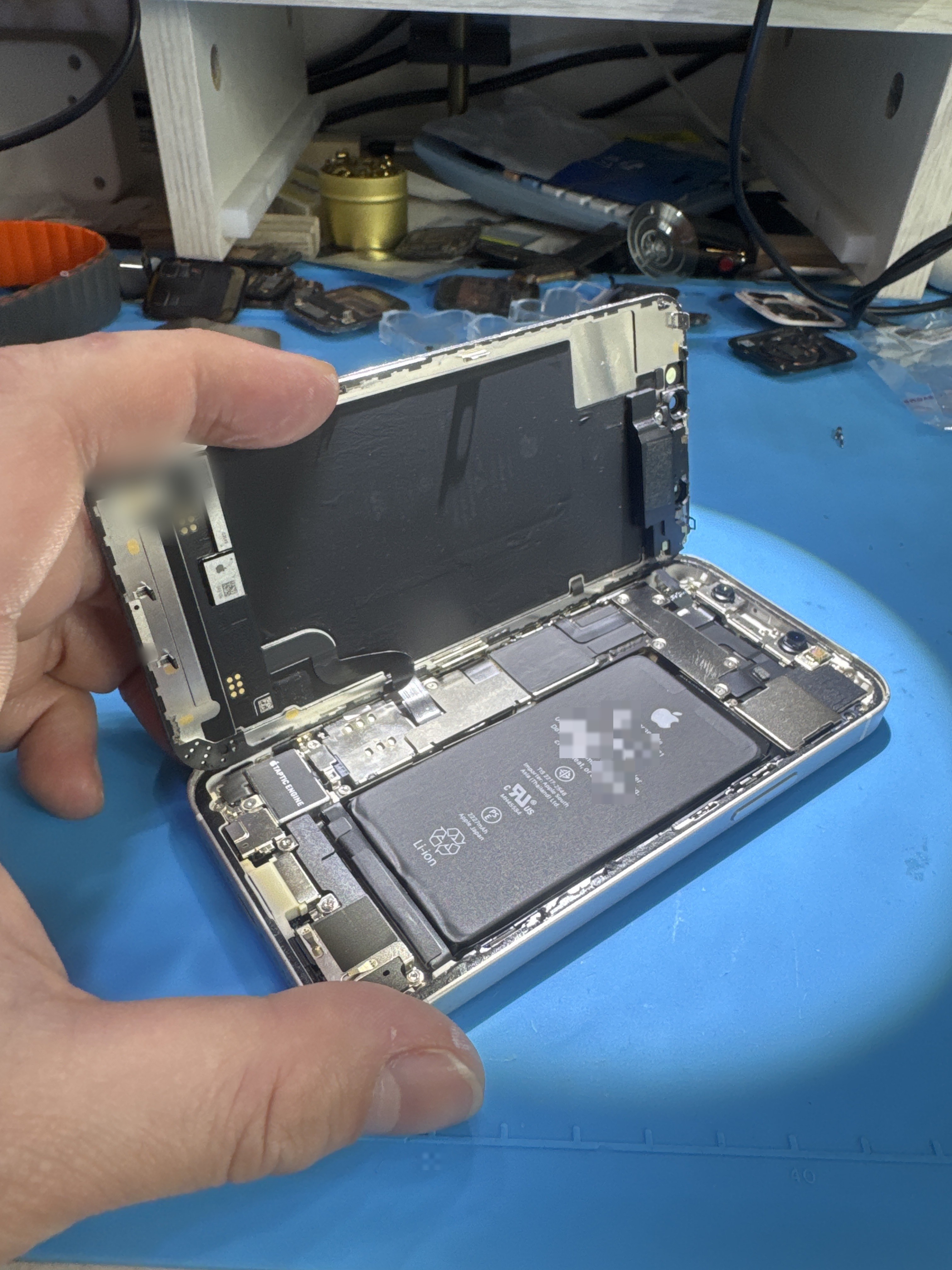아이폰 iPhone 12 mini 내부 분해 — 정밀 작업 단계