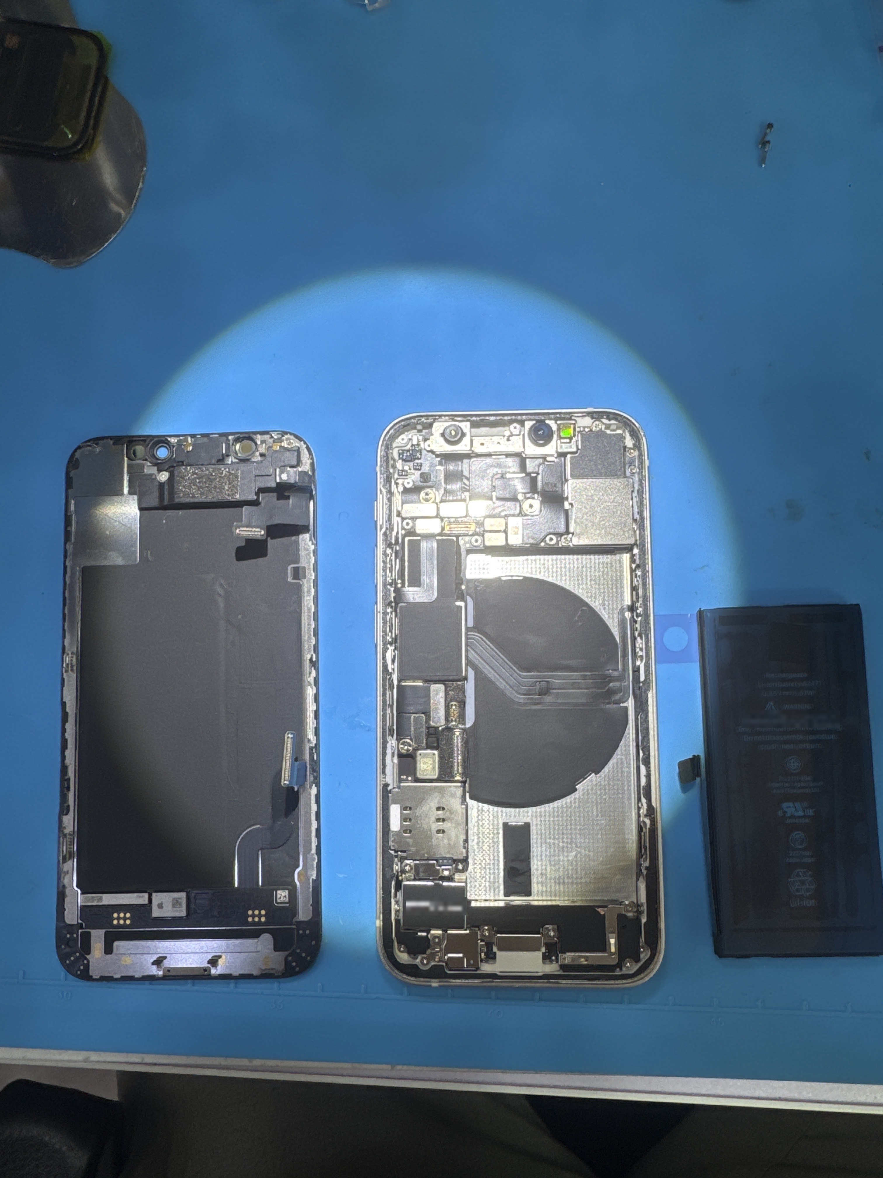 아이폰 iPhone 12 mini 수리 작업 중 — 다올리페어 직영점 진행