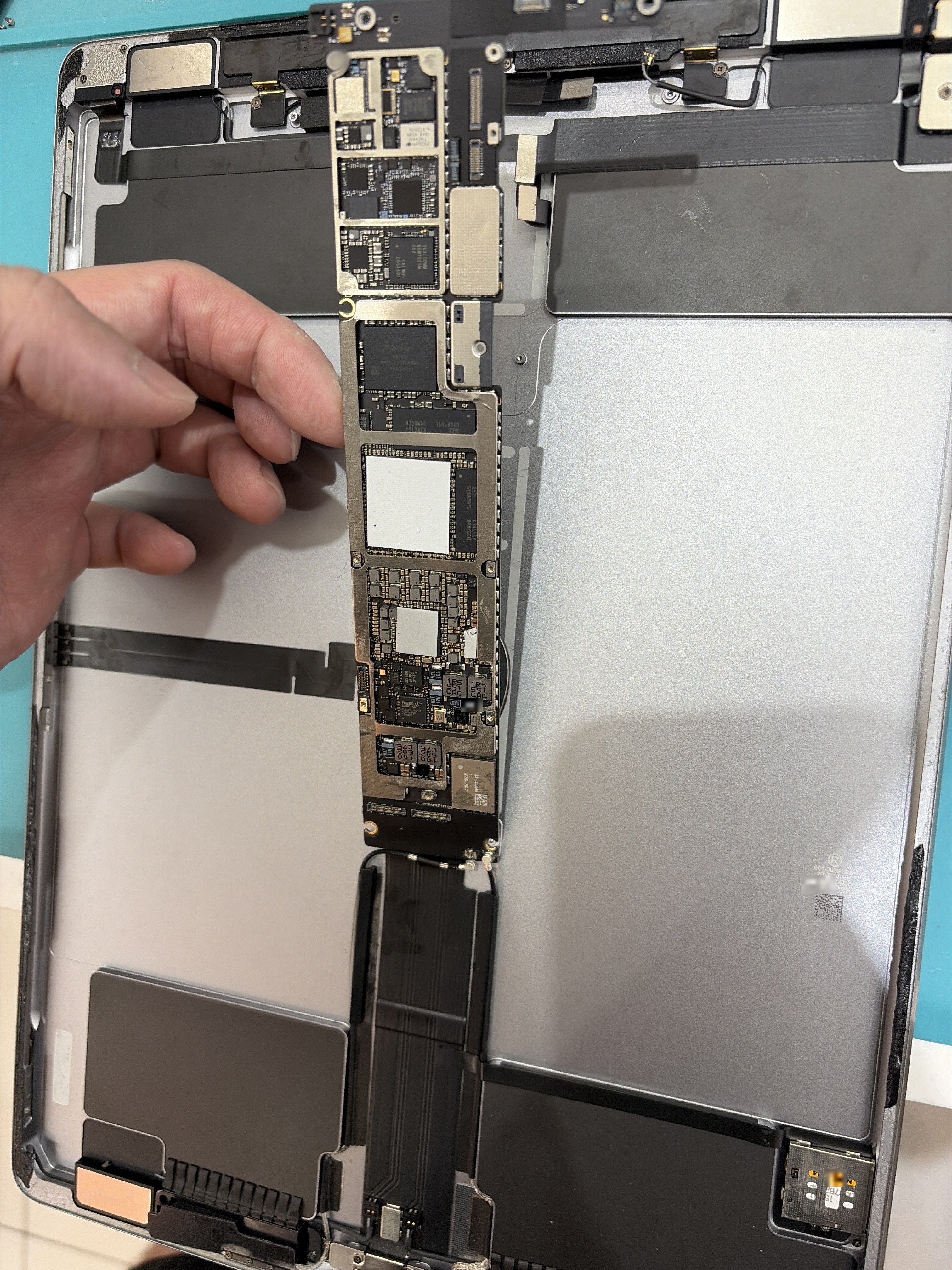 아이패드 iPad Pro 12.9인치 (1세대) 수리 작업 중 — 다올리페어 직영점 진행