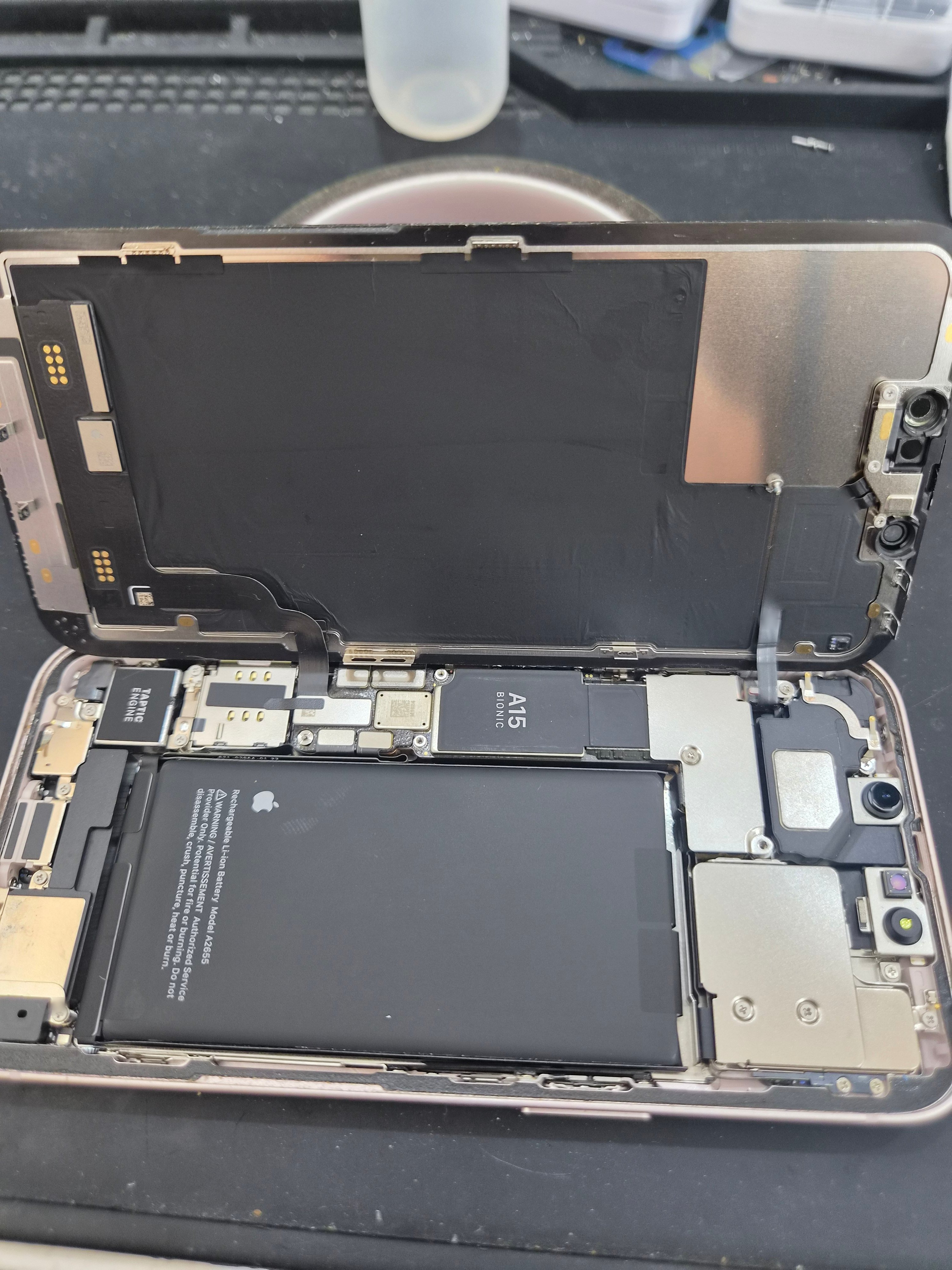 아이폰 iPhone 13 내부 분해 — 정밀 작업 단계