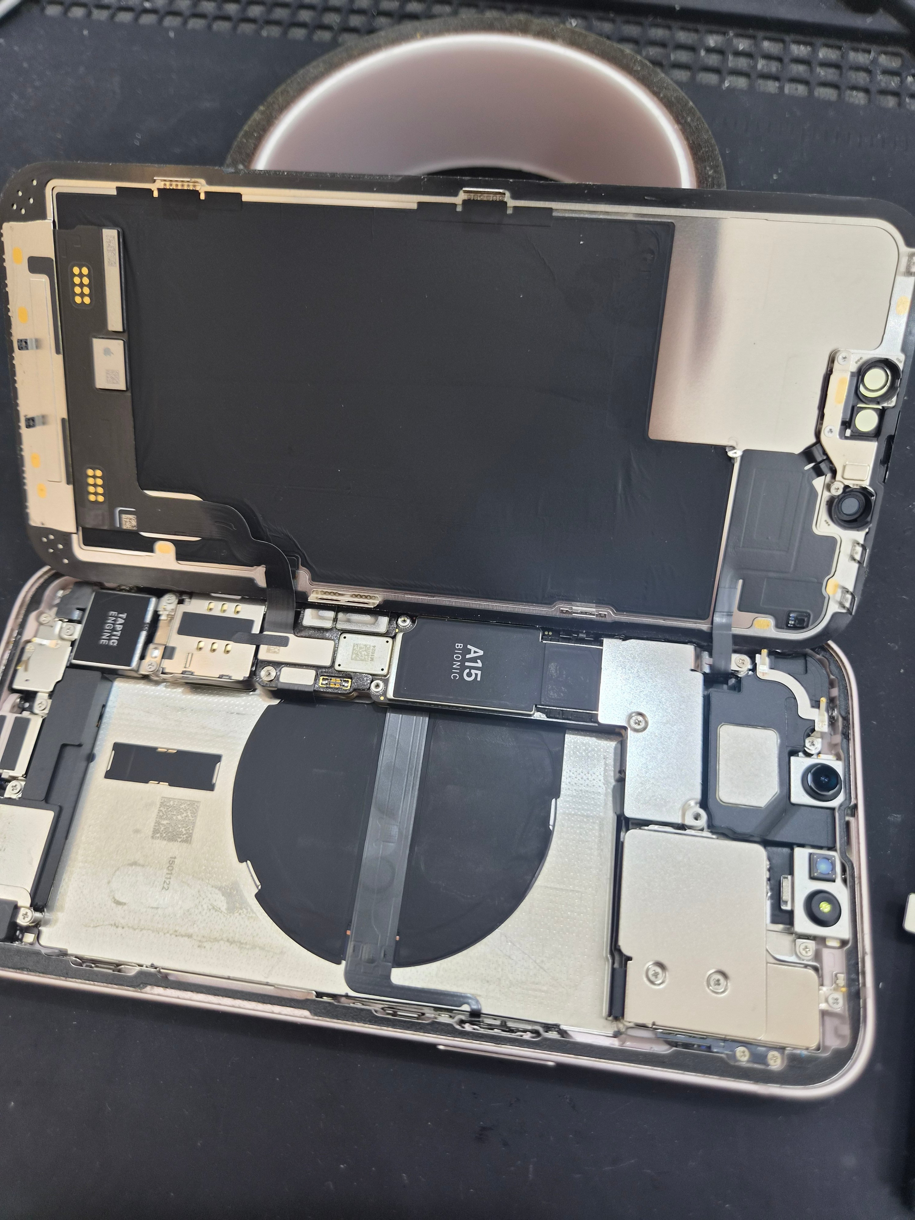아이폰 iPhone 13 수리 작업 중 — 다올리페어 직영점 진행