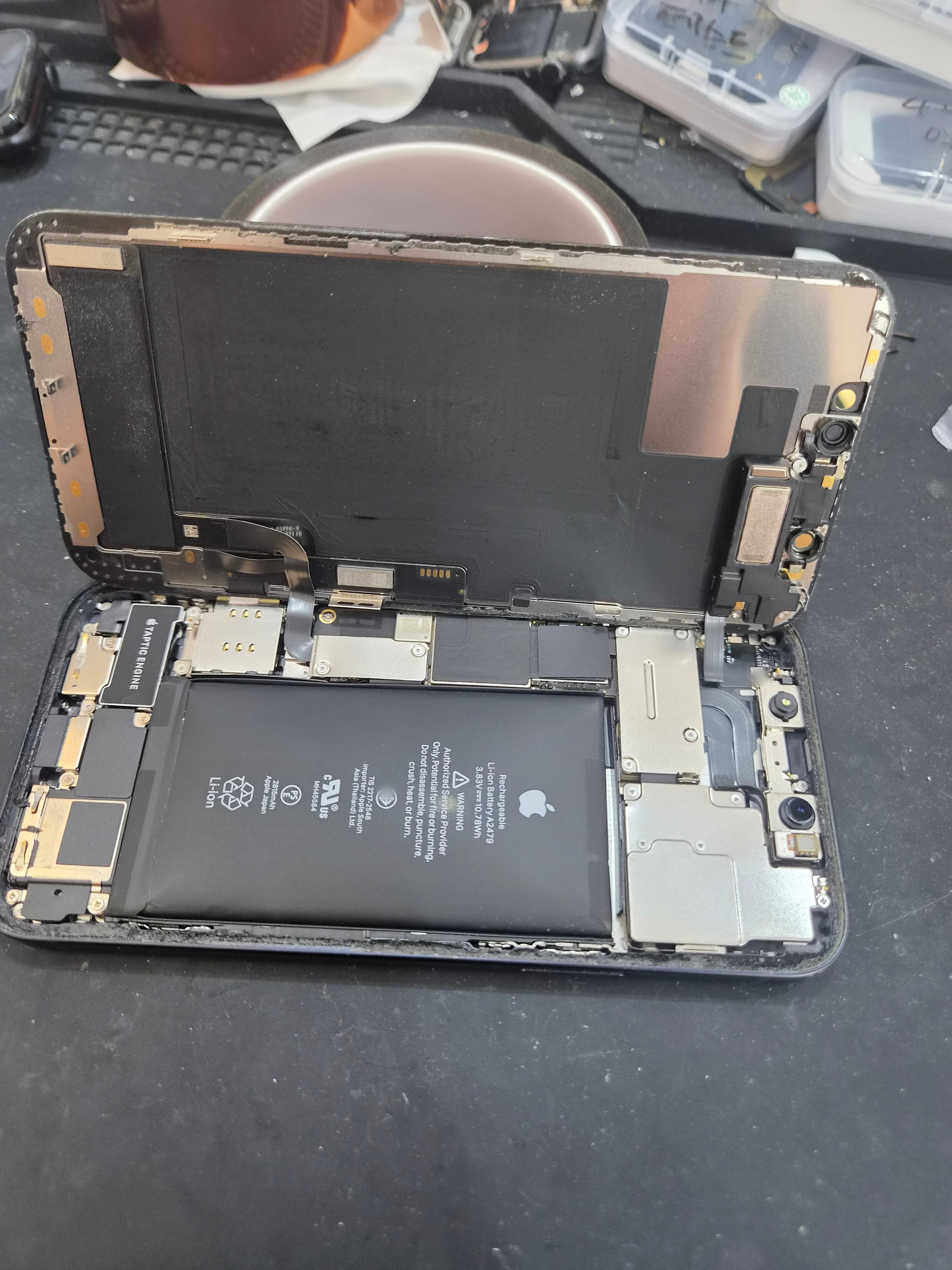 아이폰 iPhone 12 내부 분해 — 정밀 작업 단계