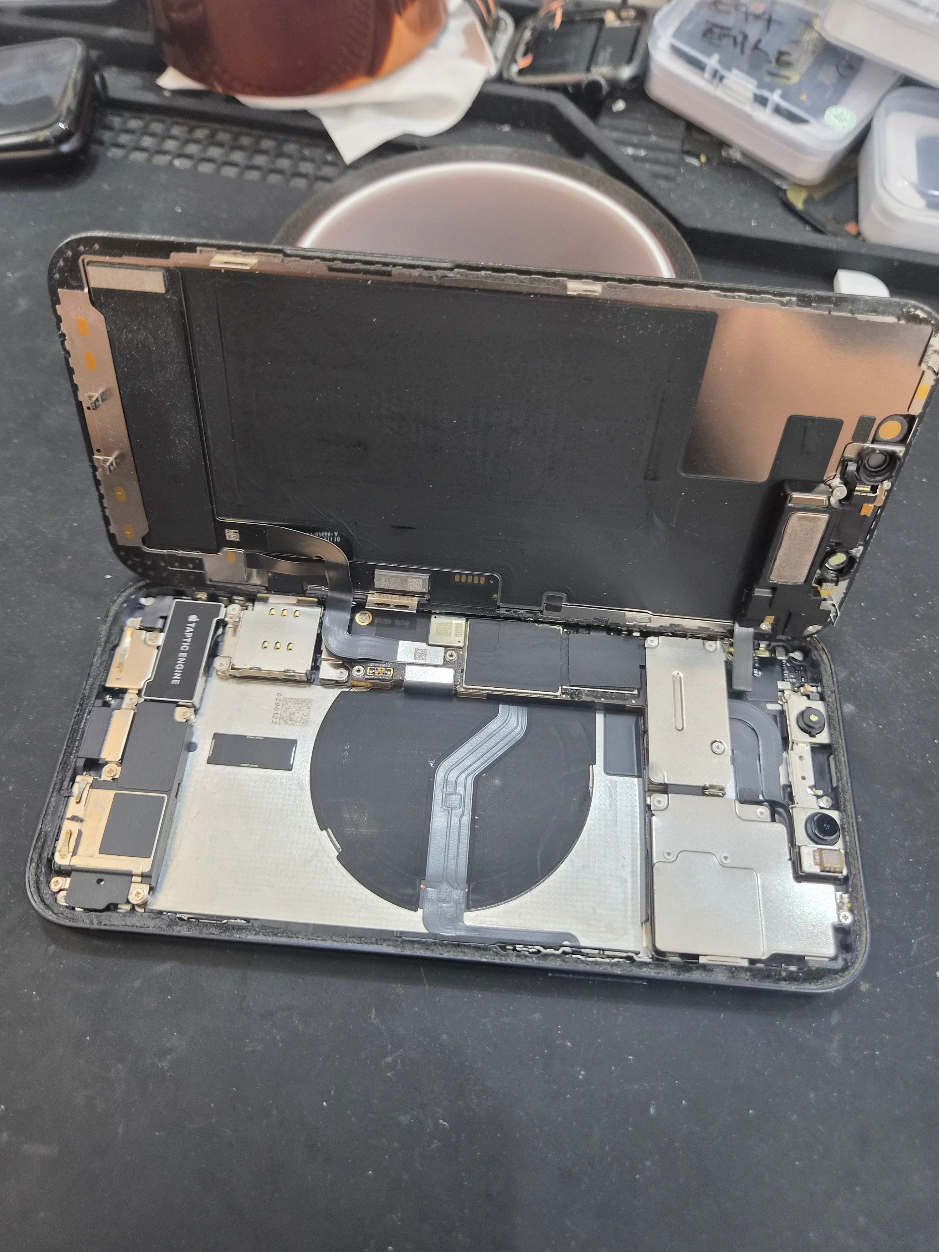 아이폰 iPhone 12 수리 작업 중 — 다올리페어 직영점 진행