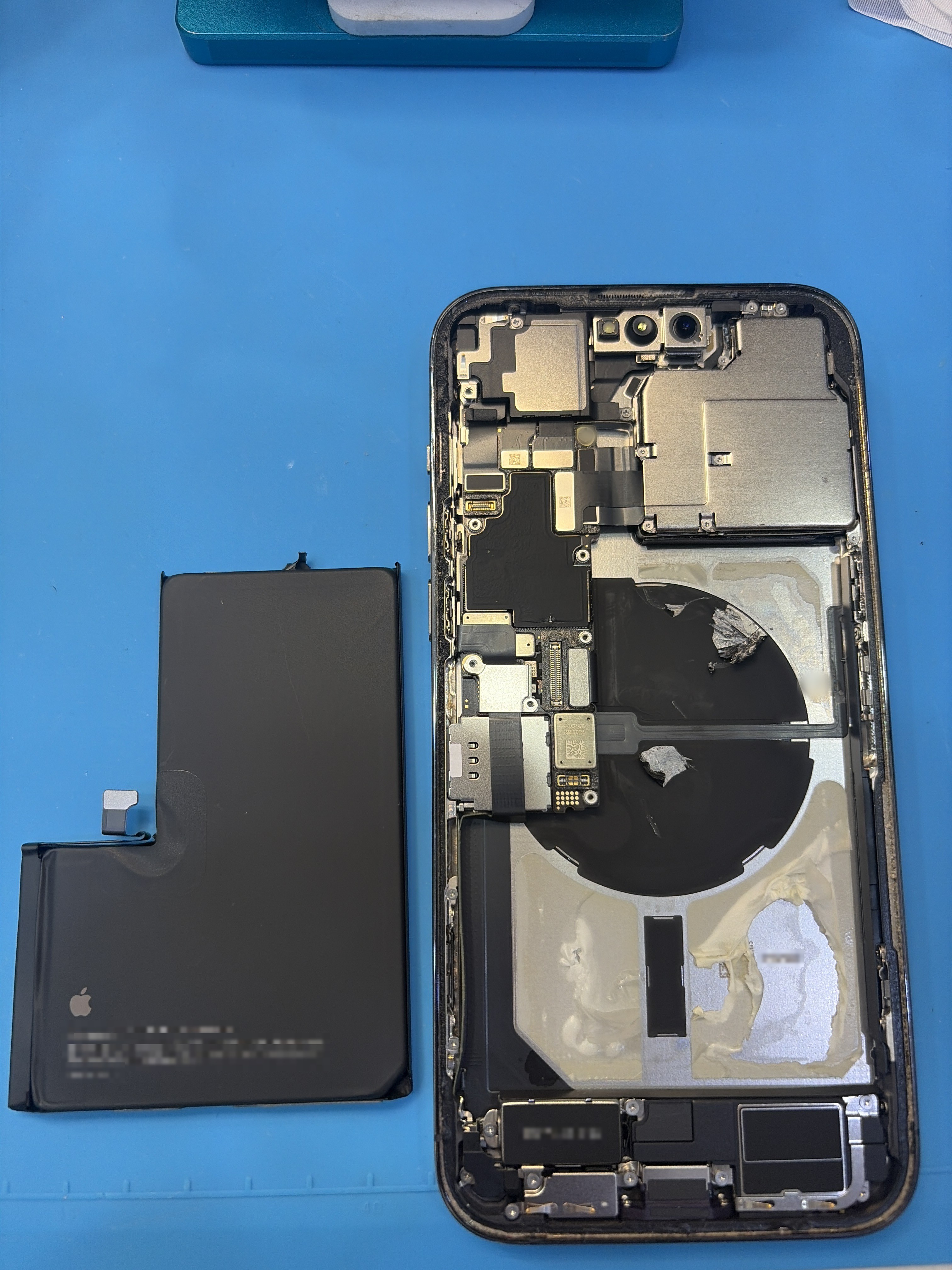 아이폰 14 Pro Max 내부 분해 — 정밀 작업 단계