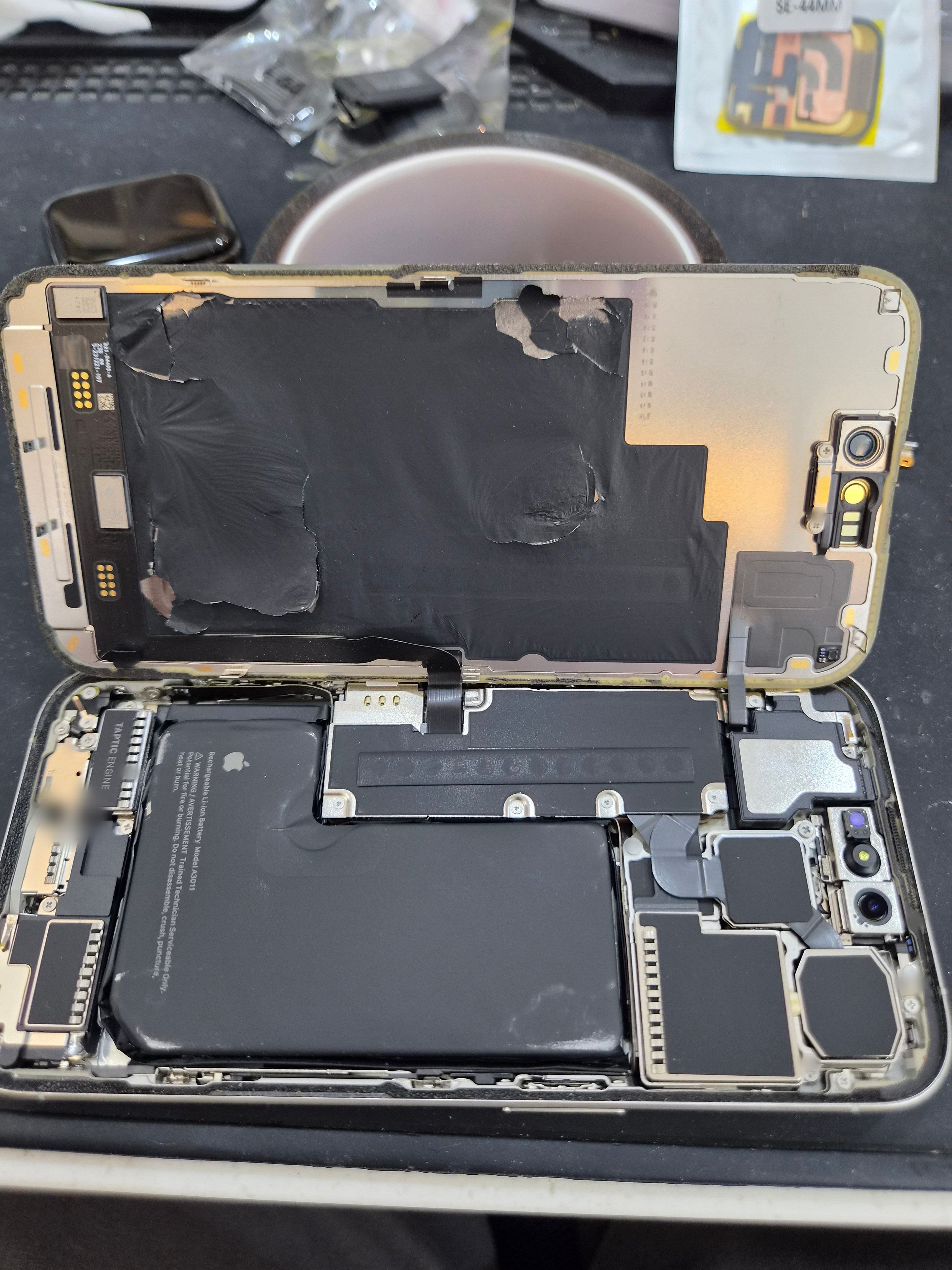 아이폰 iPhone 15 Pro 내부 분해 — 정밀 작업 단계