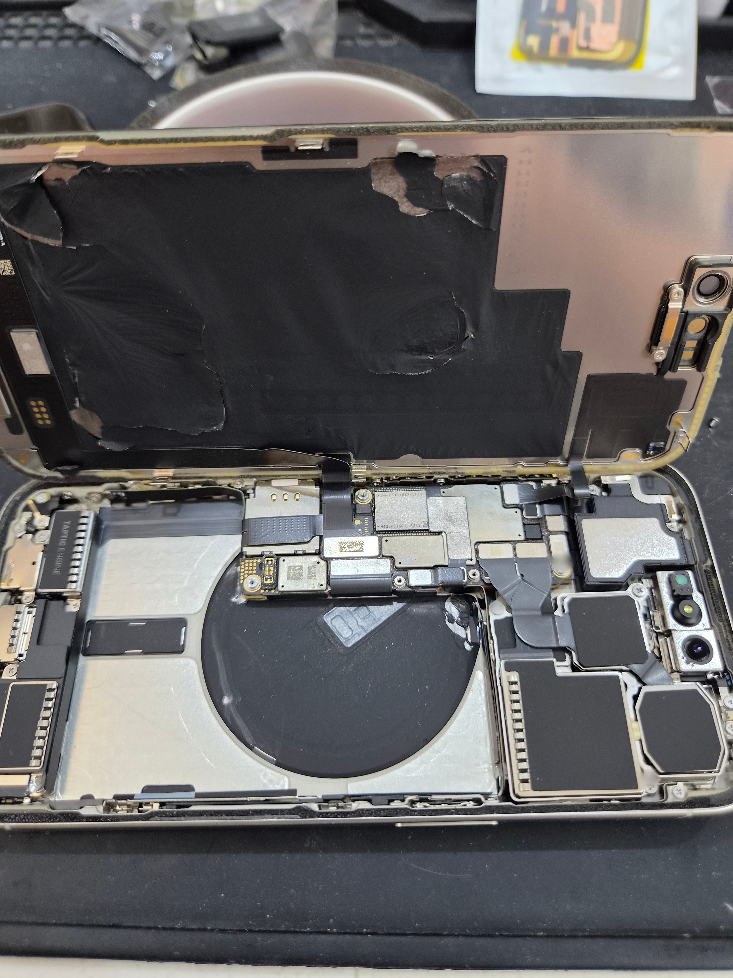아이폰 iPhone 15 Pro 수리 작업 중 — 다올리페어 직영점 진행