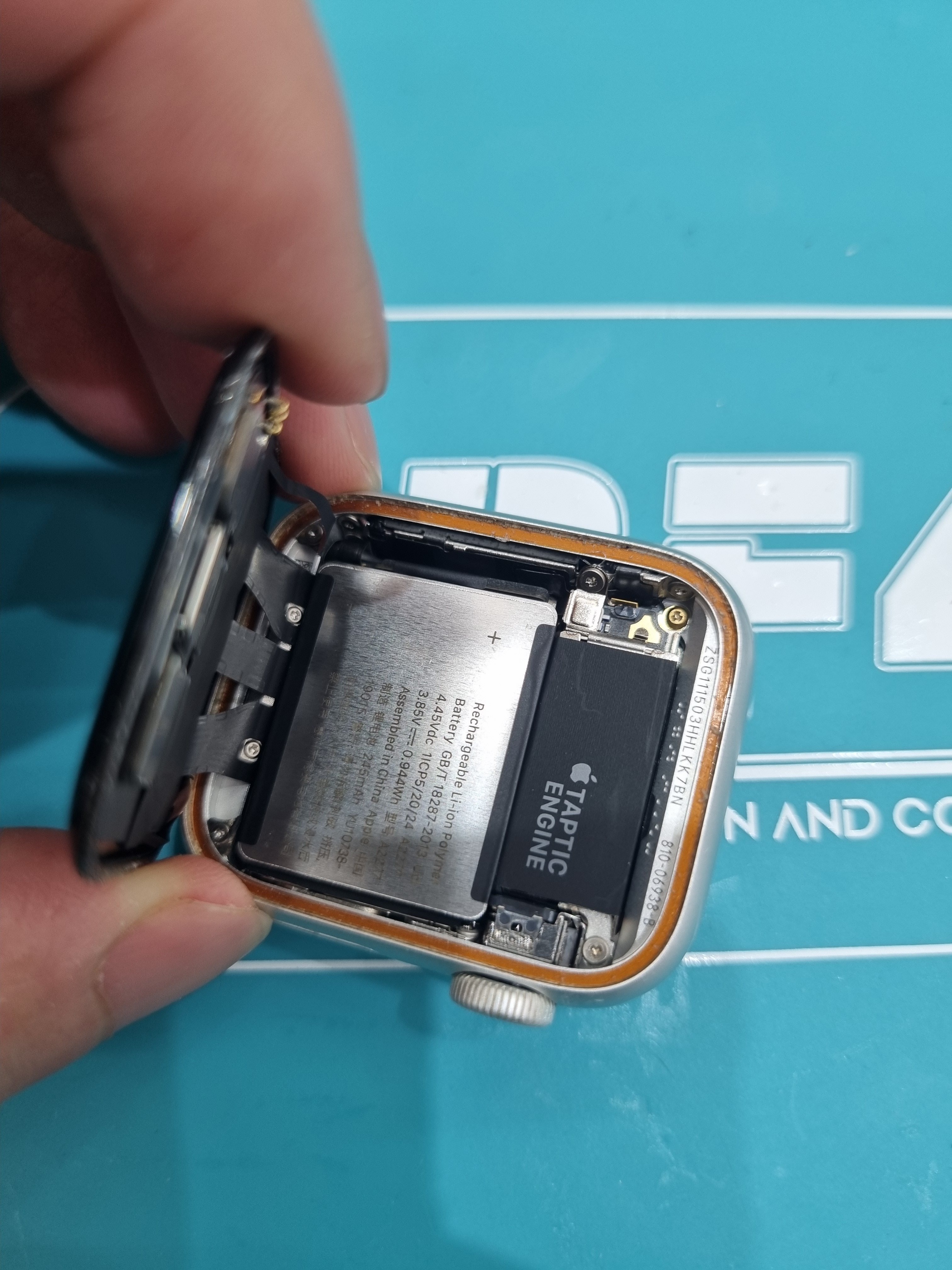 애플워치 SE (Apple Watch SE) 배터리 노화 → 정품 추출 셀 내부 분해 — 정밀 작업 단계