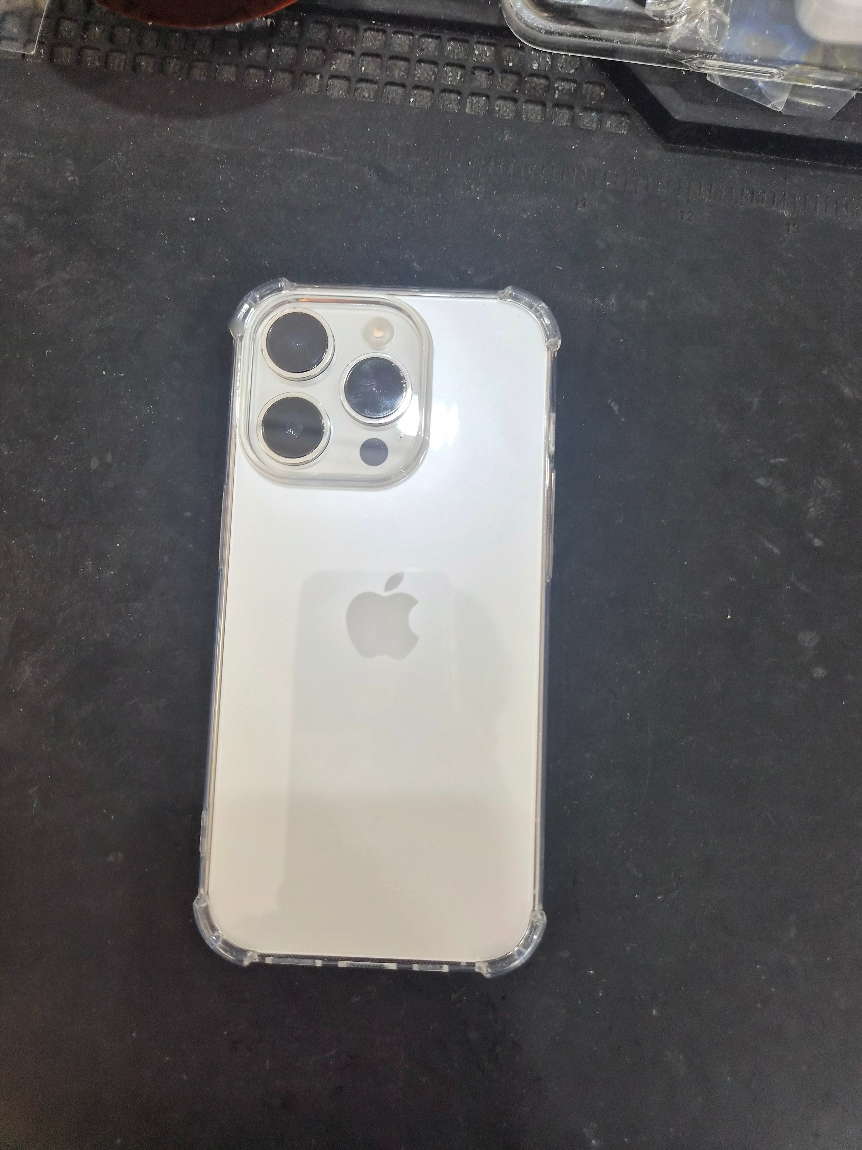 아이폰 14 프로 (iPhone 14 Pro) 후면 유리 교체 비용이 궁금하다면 신림점에서 확인하세요