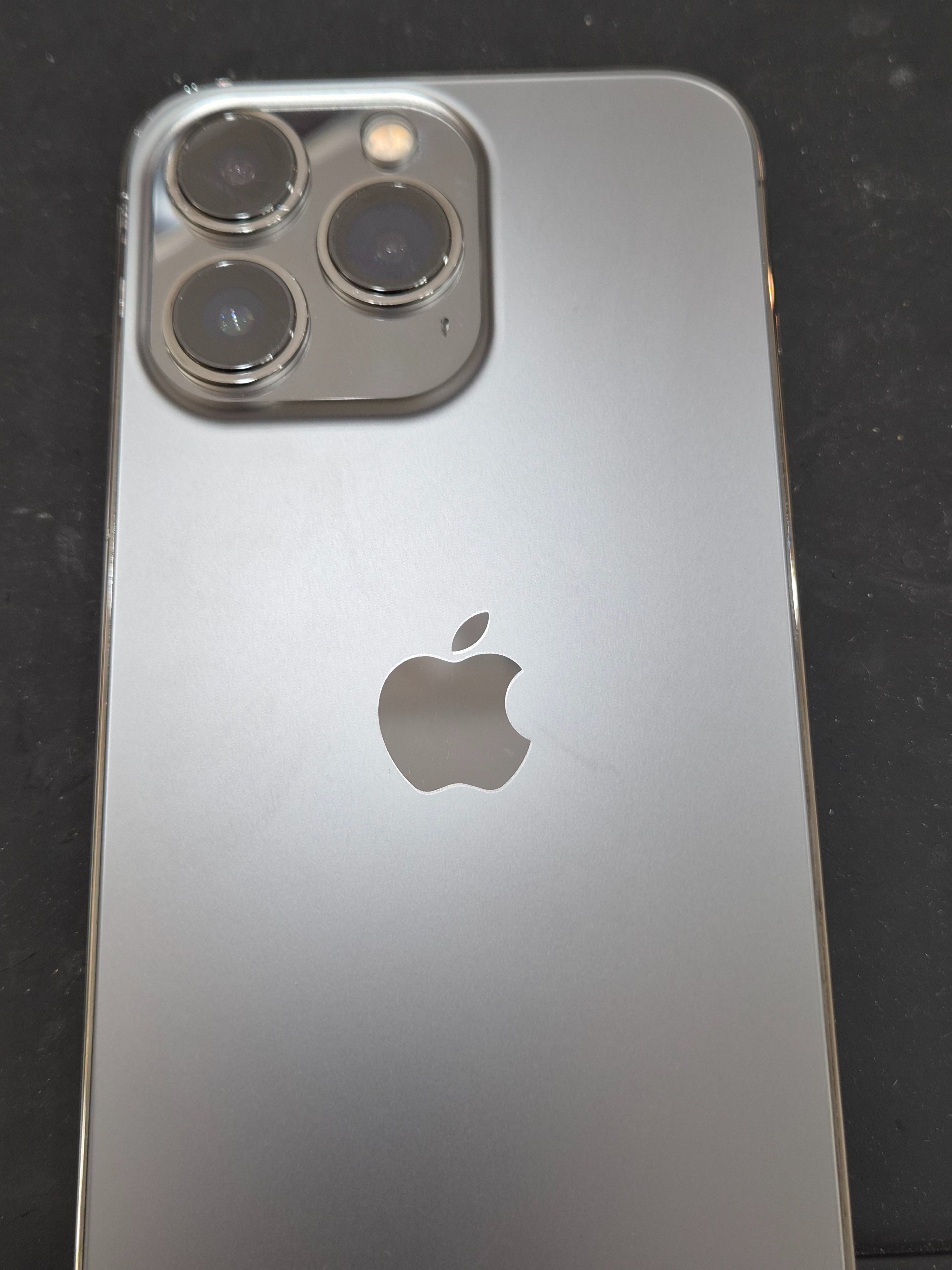 아이폰 13 프로 (iPhone 13 Pro) 후면 유리 깨졌을 때 교체 비용과 시간, 신림점에서 확인하기