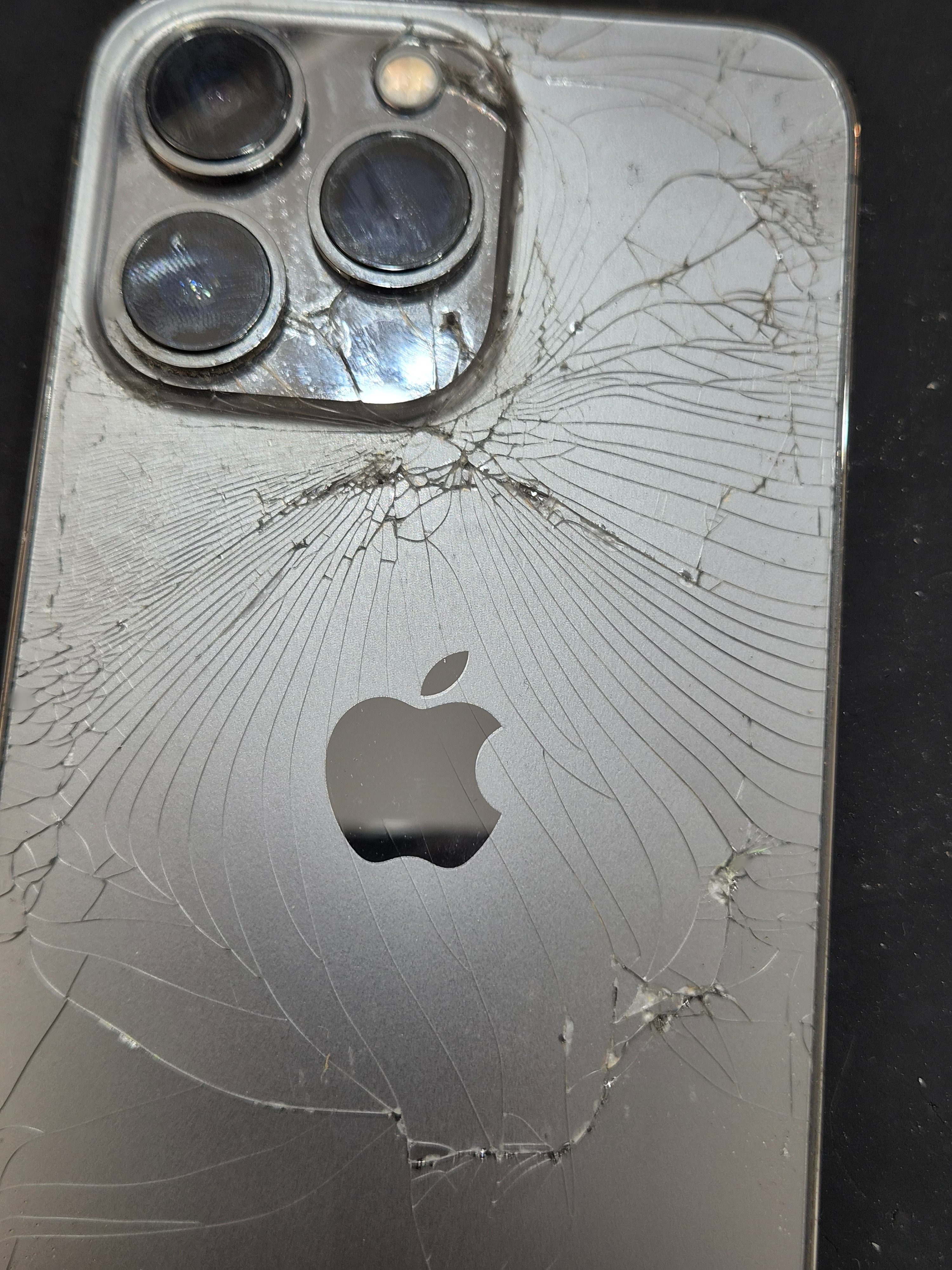 아이폰 iPhone 13 Pro 수리 전 — 후면 유리 깨짐