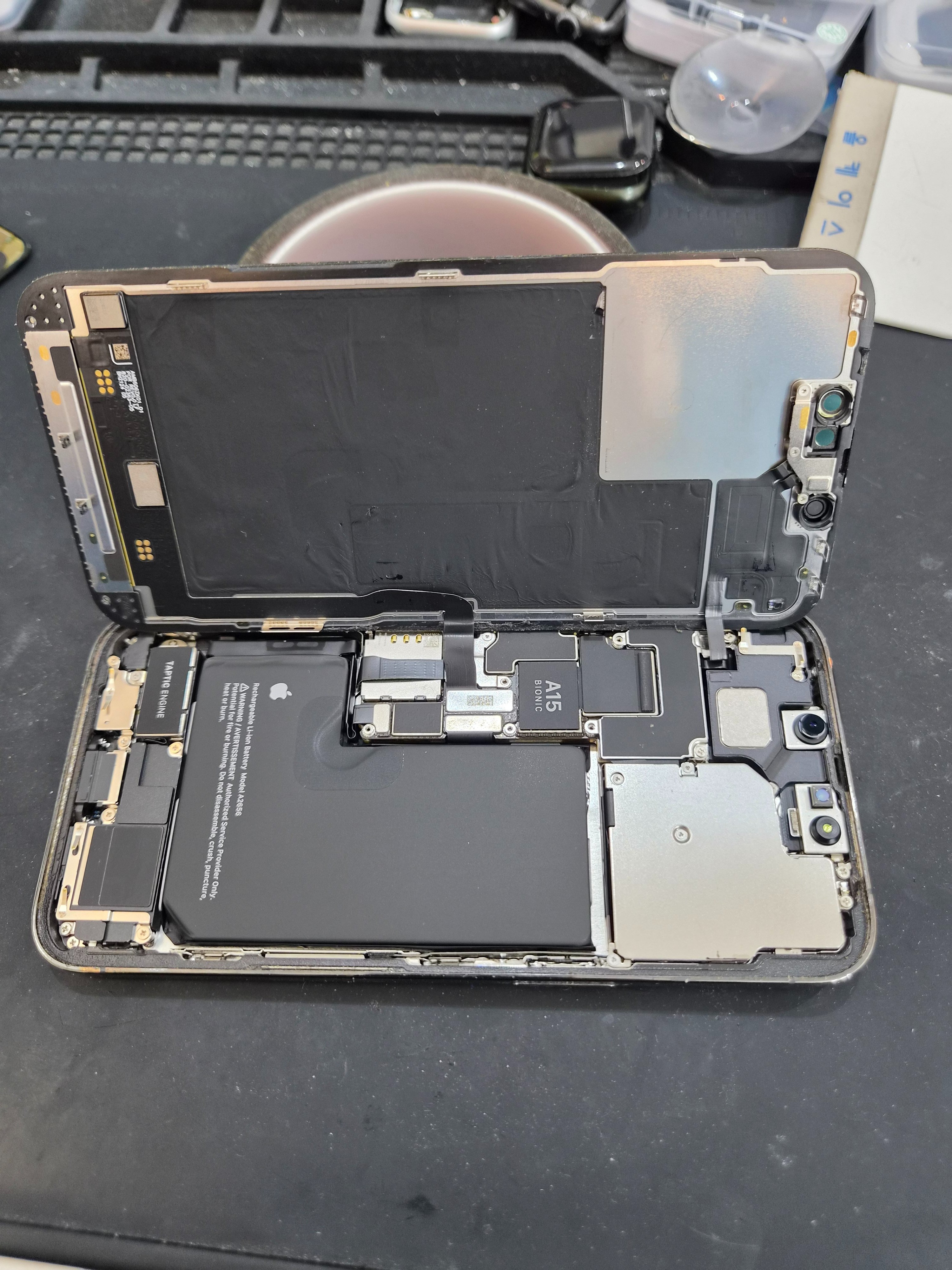 아이폰 iPhone 13 Pro 내부 분해 — 정밀 작업 단계
