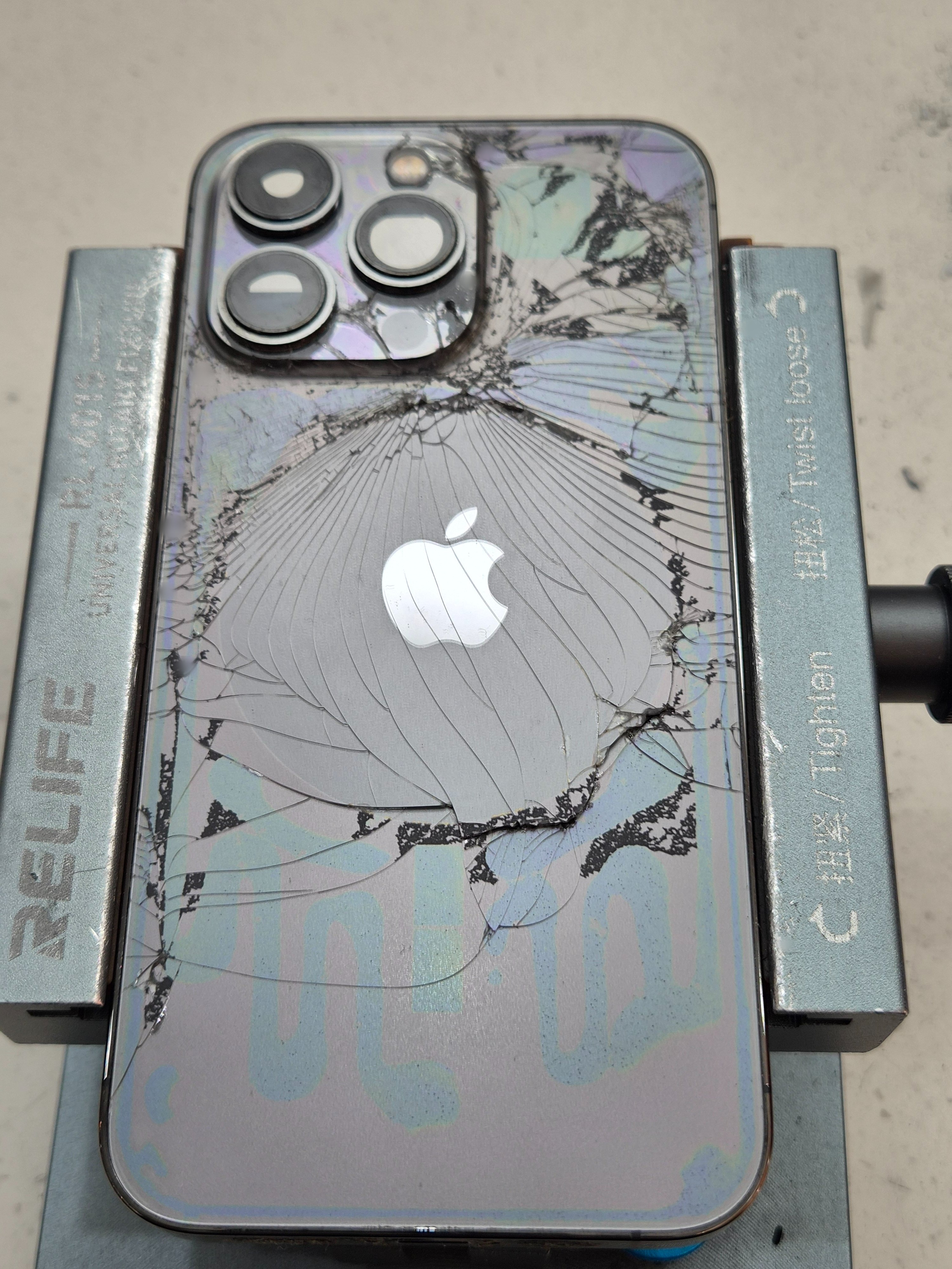 아이폰 iPhone 13 Pro 수리 작업 중 — 다올리페어 직영점 진행