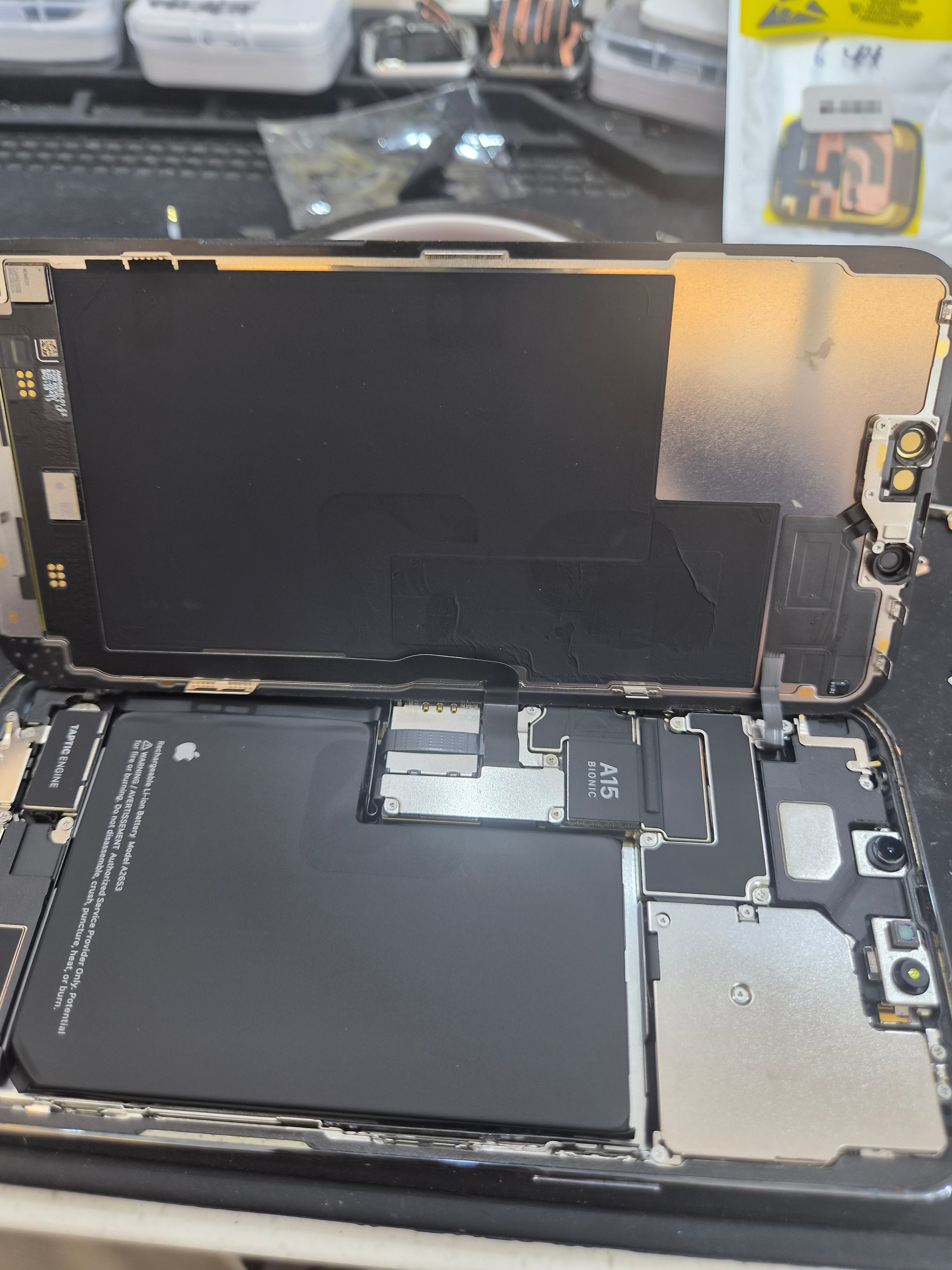 아이폰 iPhone 13 Pro Max 내부 분해 — 정밀 작업 단계