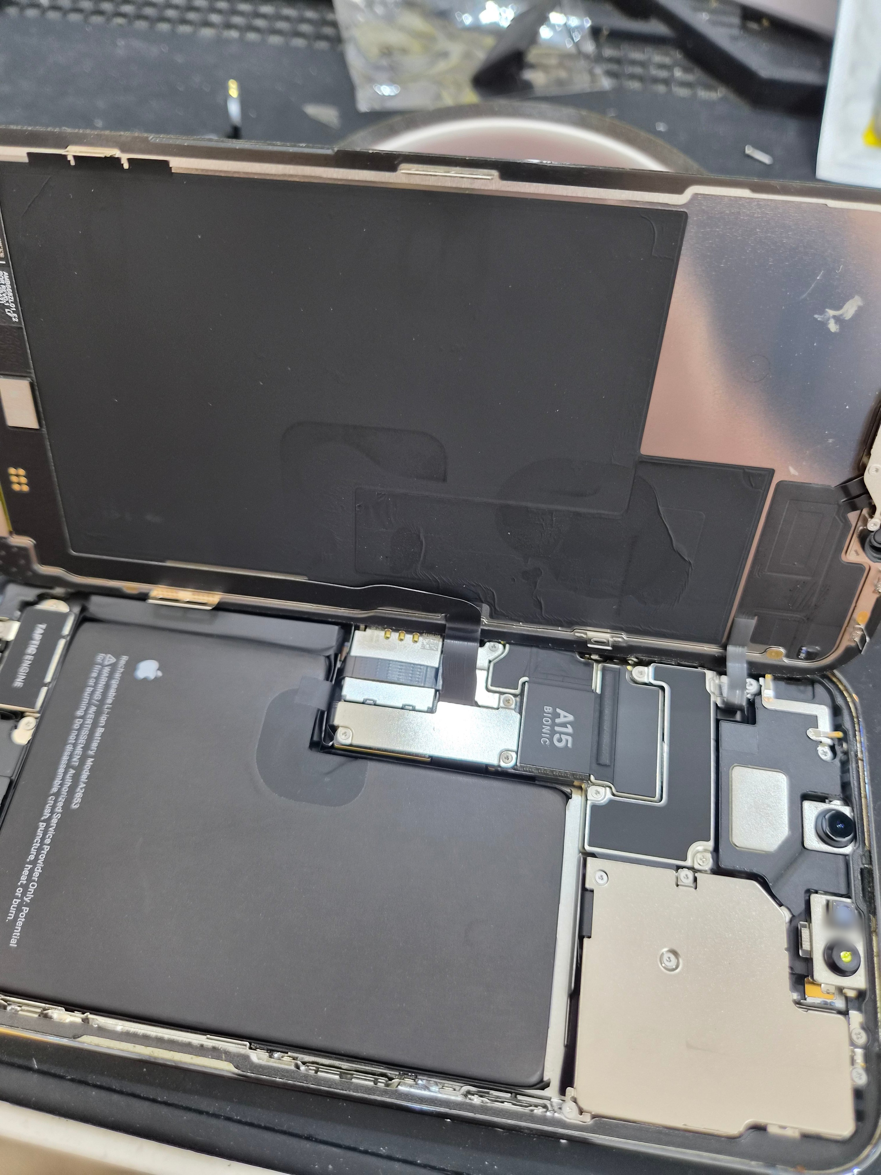 아이폰 iPhone 13 Pro Max 수리 작업 중 — 다올리페어 직영점 진행