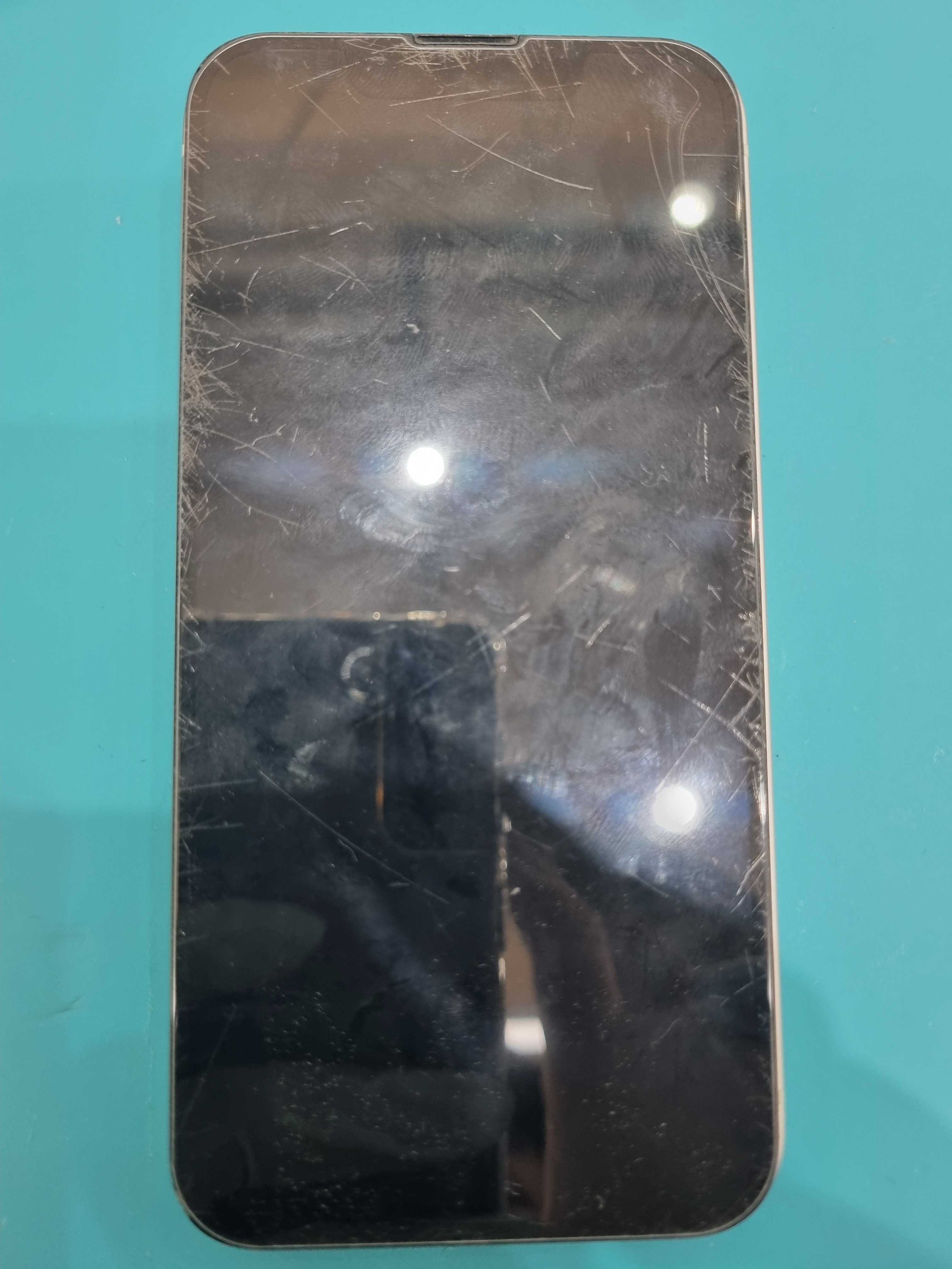 아이폰 iPhone 13 mini 수리 전 — 액정 깨짐