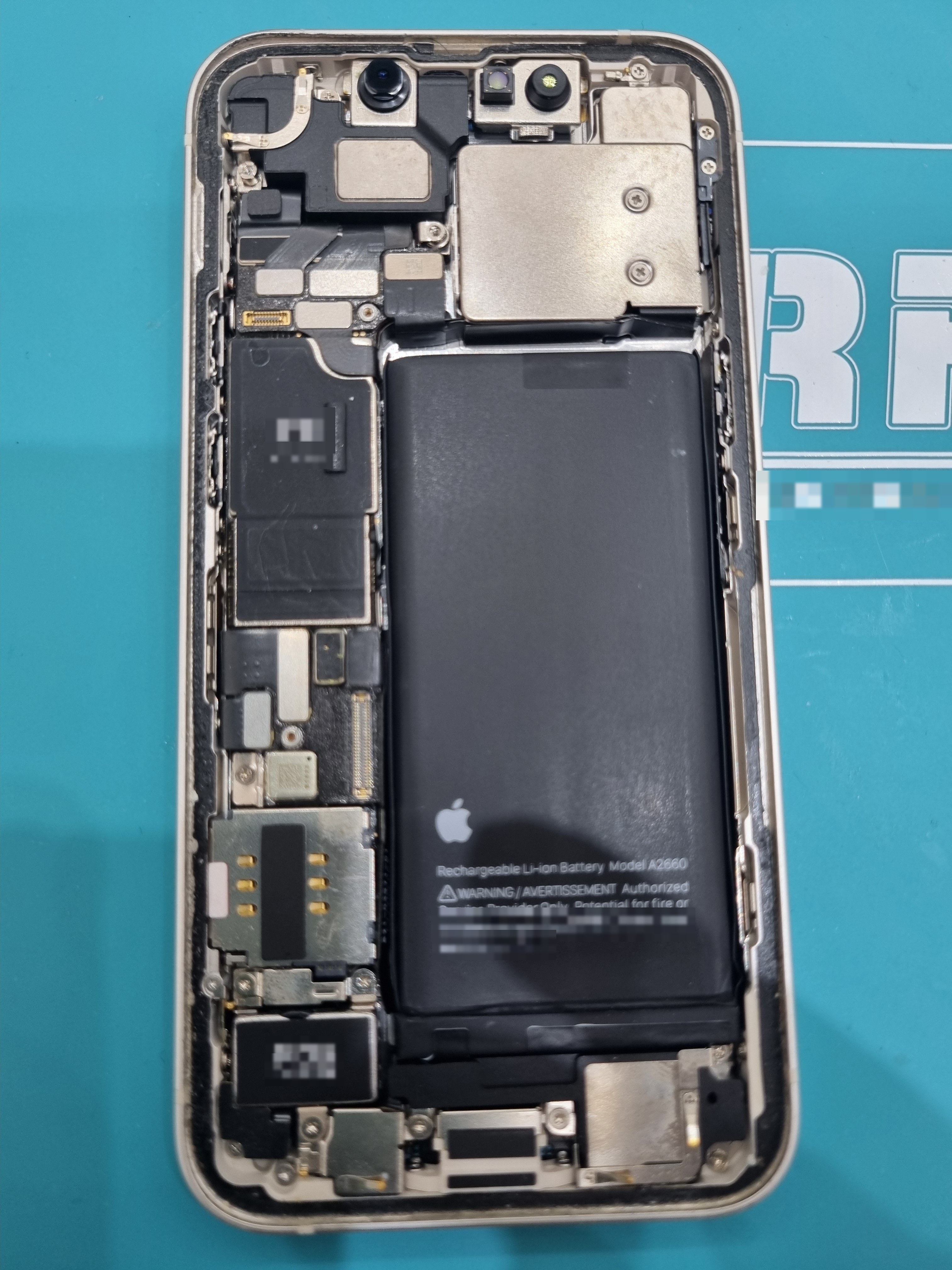 아이폰 iPhone 13 mini 내부 분해 — 정밀 작업 단계