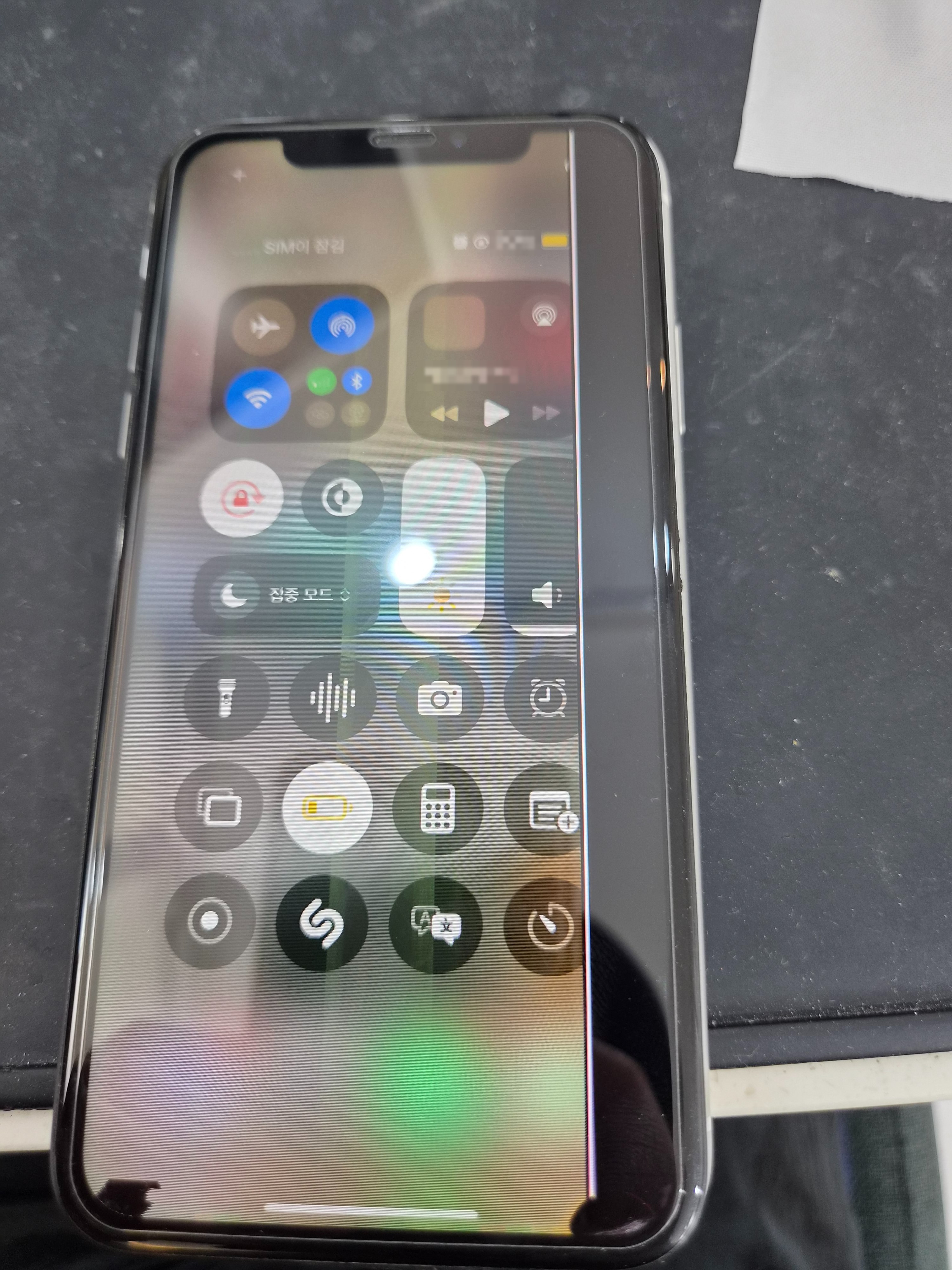 아이폰 iPhone XR 수리 전 — 액정 깨짐