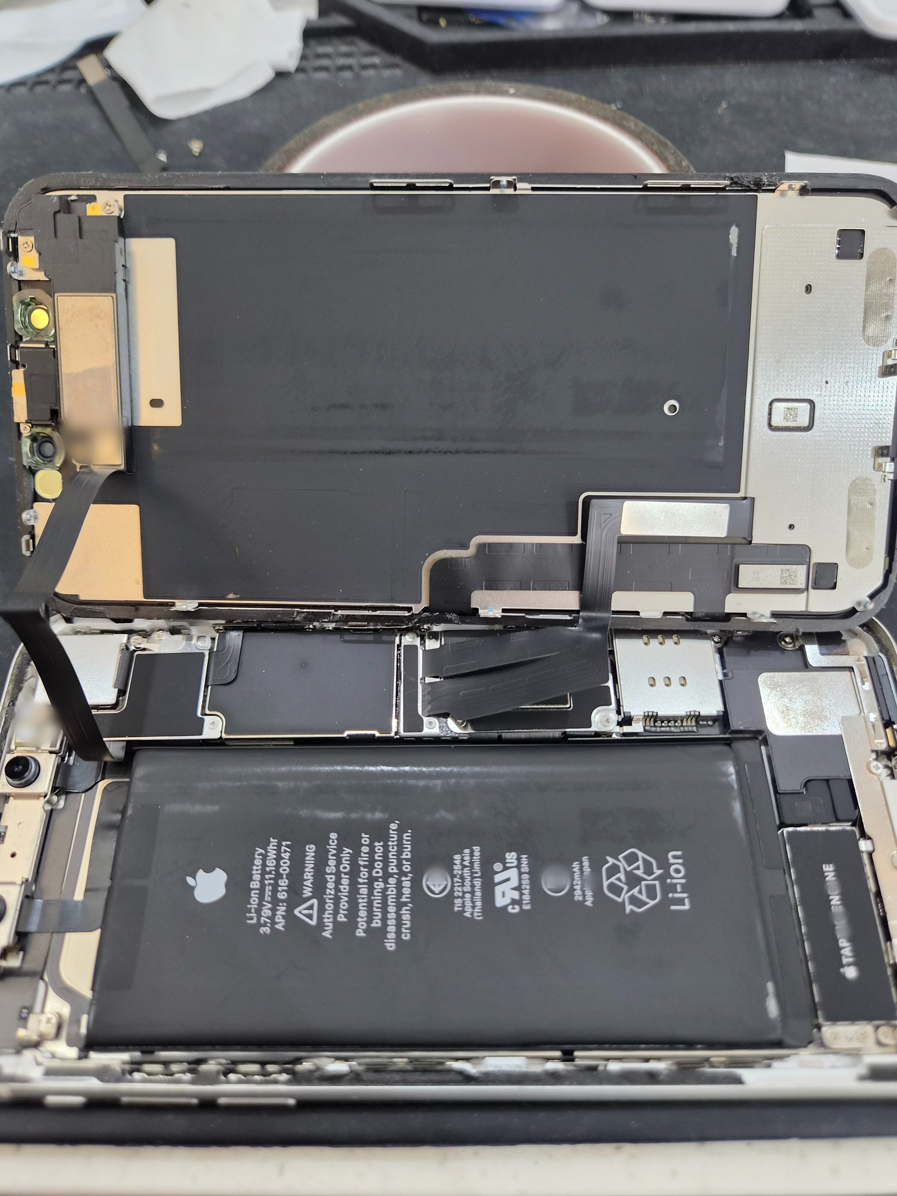 아이폰 XR (iPhone XR) 화면 깨짐 내부 분해 — 정밀 작업 단계