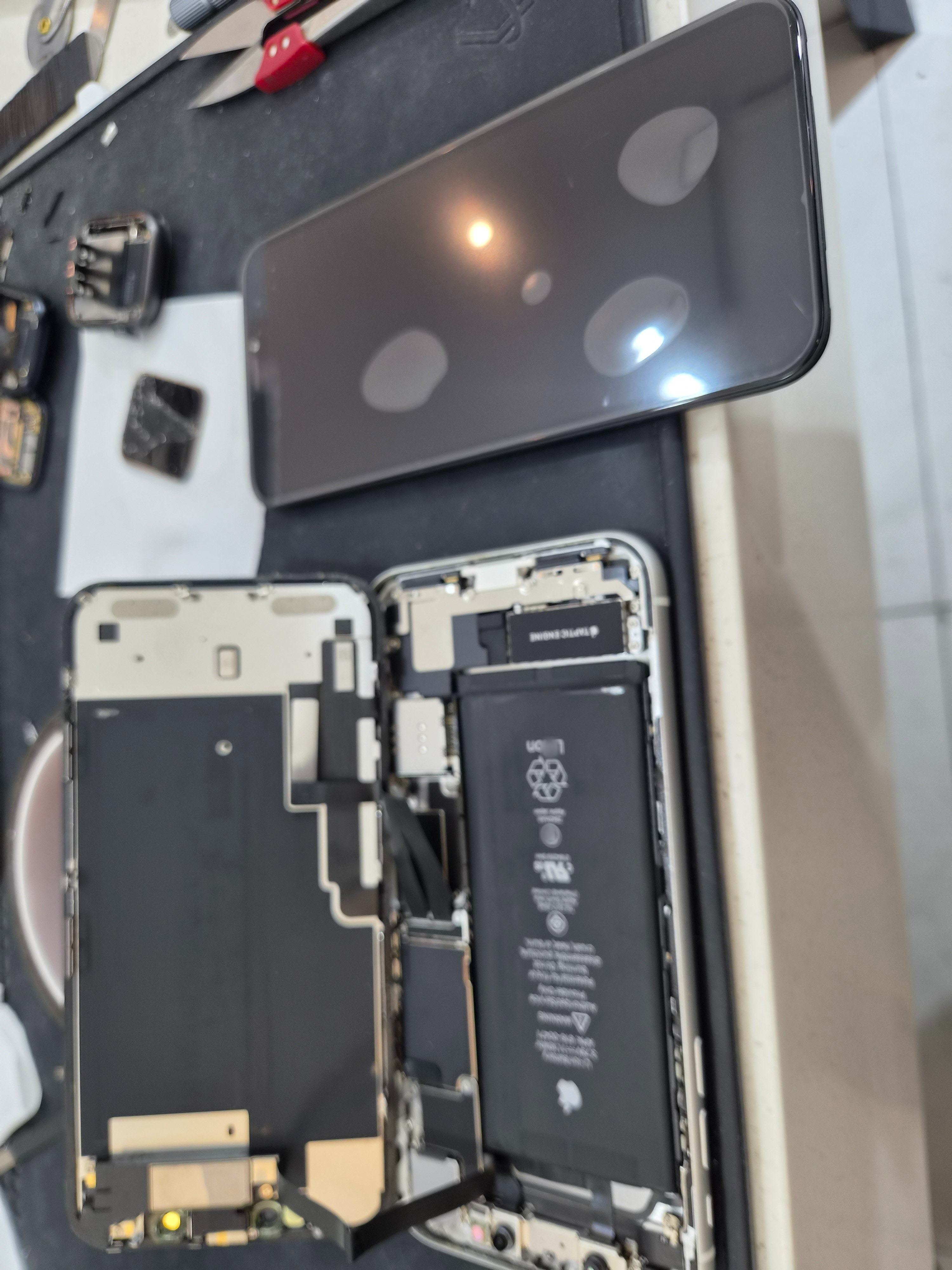 아이폰 XR (iPhone XR) 화면 깨짐 수리 작업 중 — 다올리페어 직영점 진행