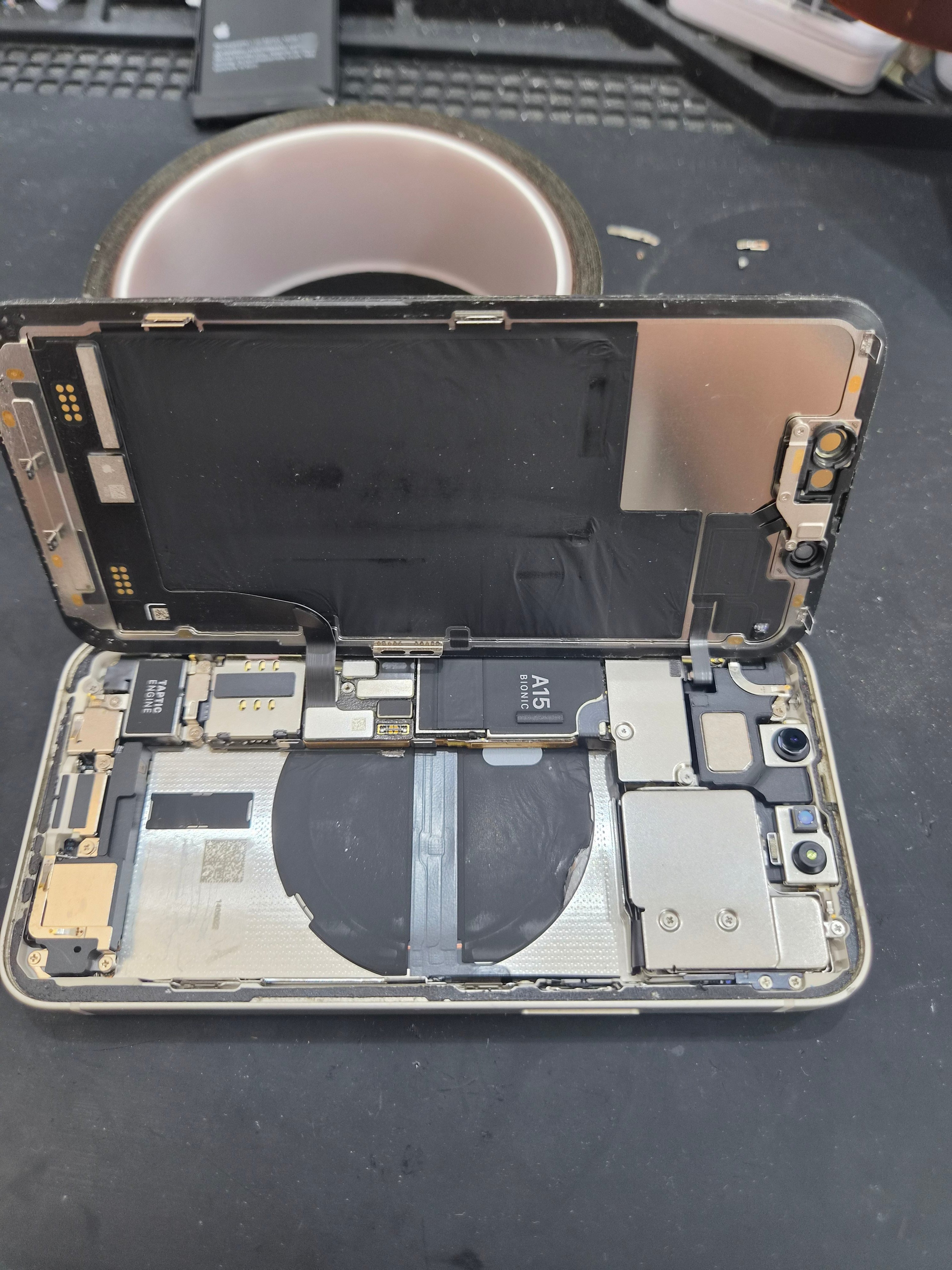 아이폰 iPhone 13 mini 내부 분해 — 정밀 작업 단계