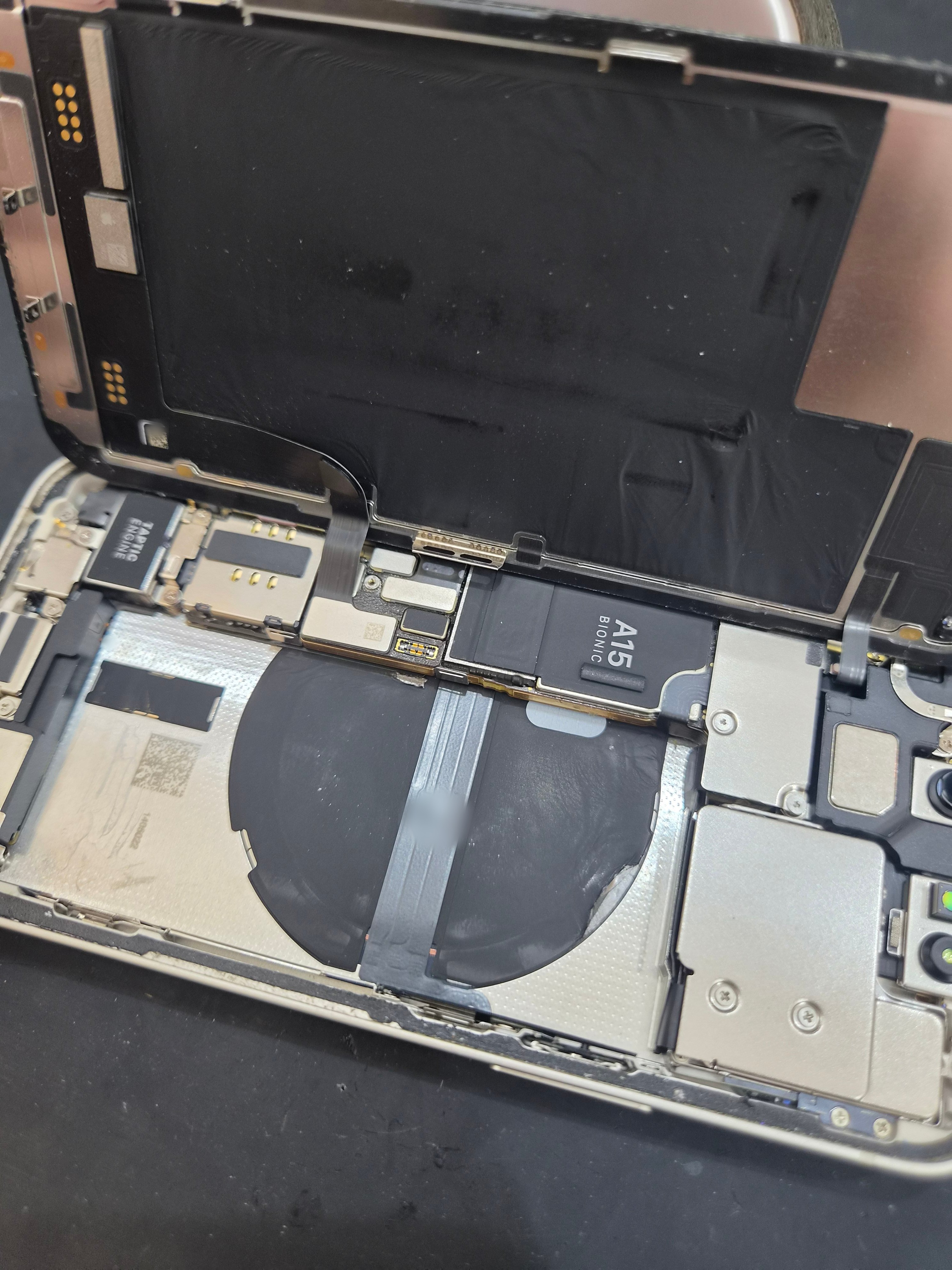 아이폰 iPhone 13 mini 수리 작업 중 — 다올리페어 직영점 진행