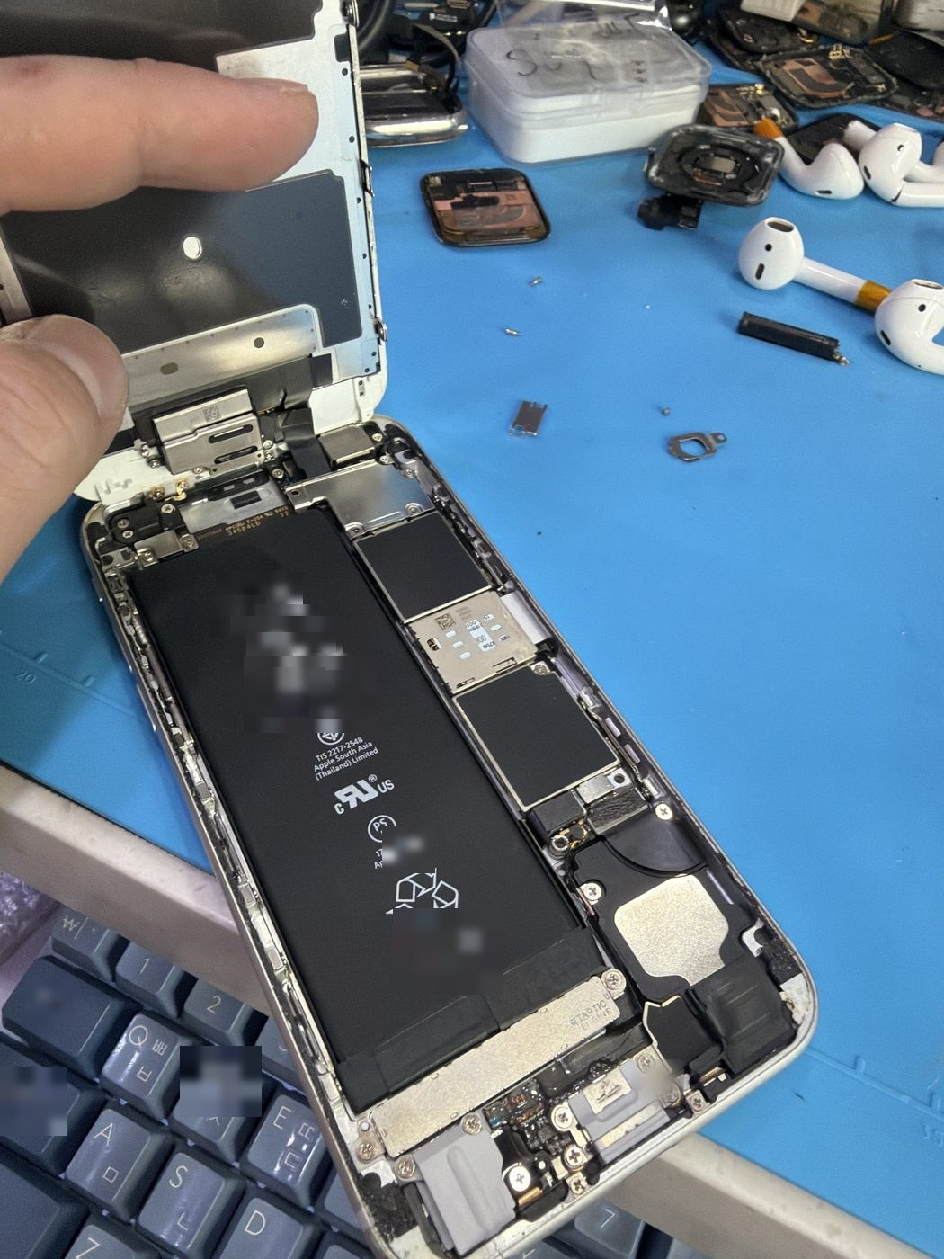 아이폰 6s 수리 작업 중