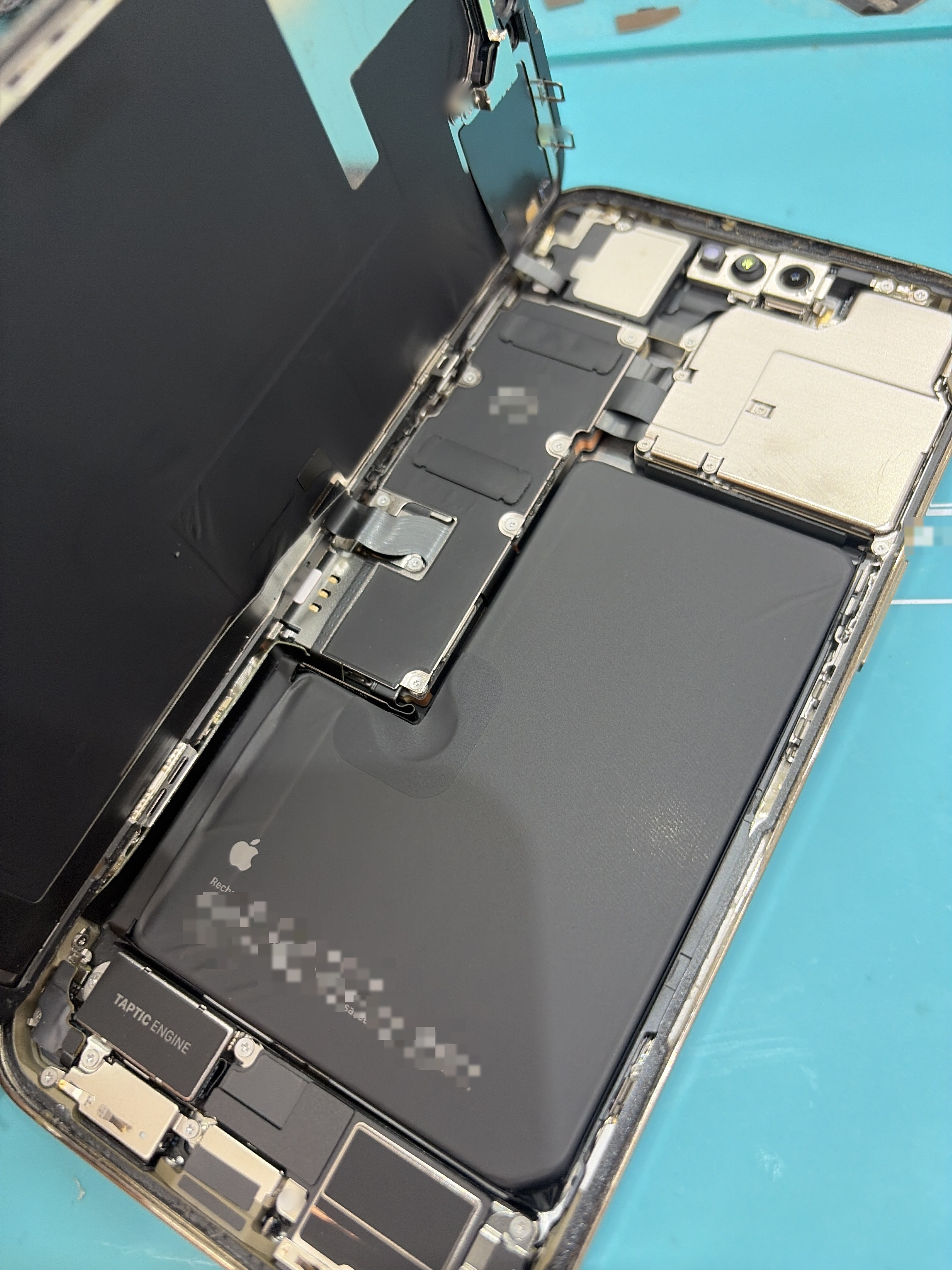 아이폰 14 Pro Max 내부 분해 — 정밀 작업 단계