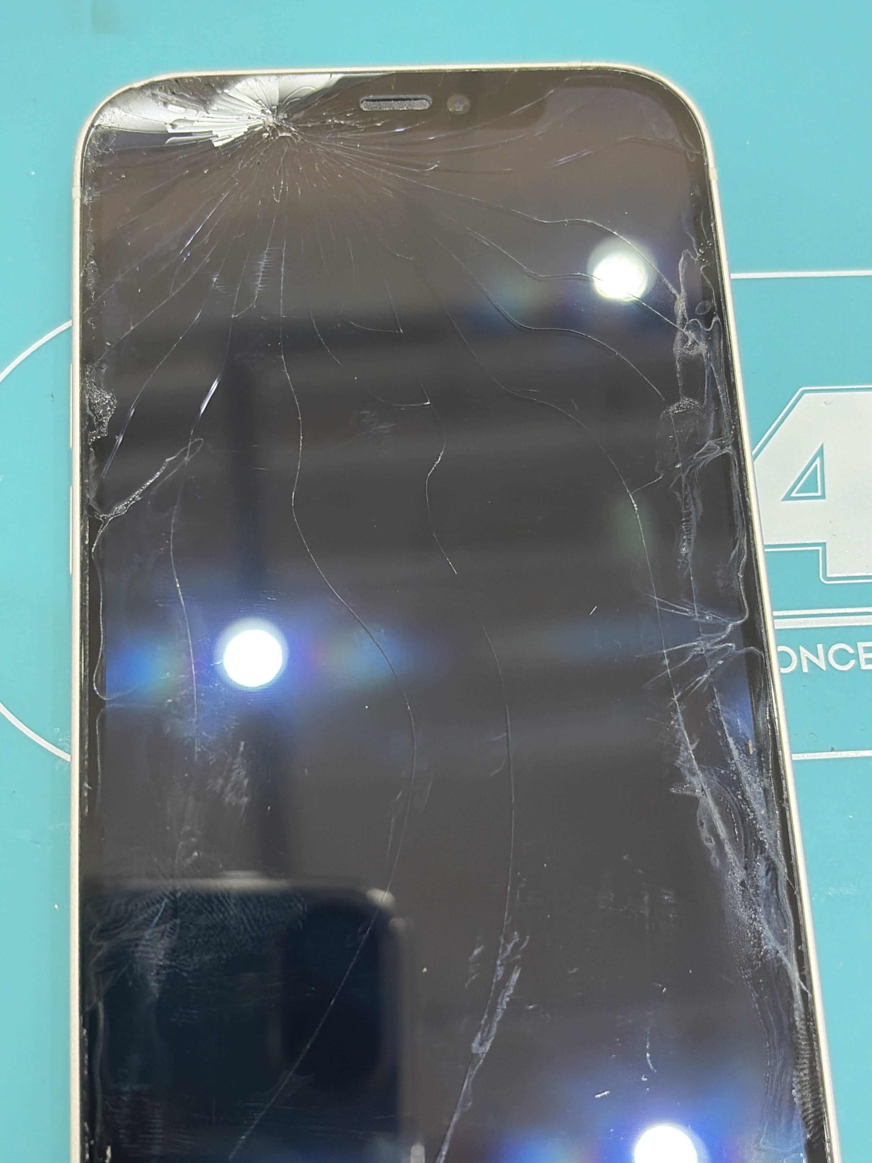아이폰 iPhone 12 수리 전 — 액정 깨짐