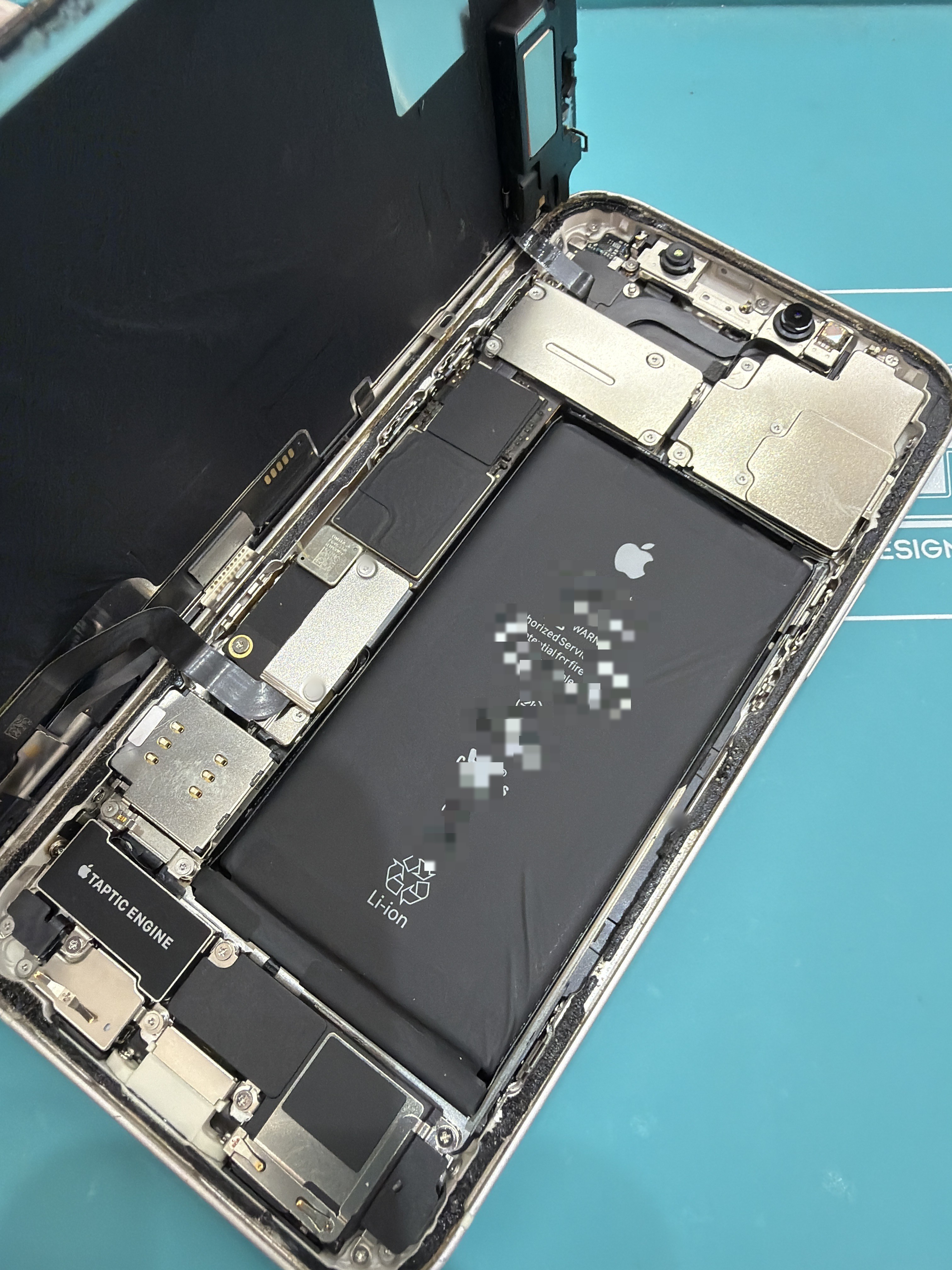 아이폰 iPhone 12 내부 분해 — 정밀 작업 단계