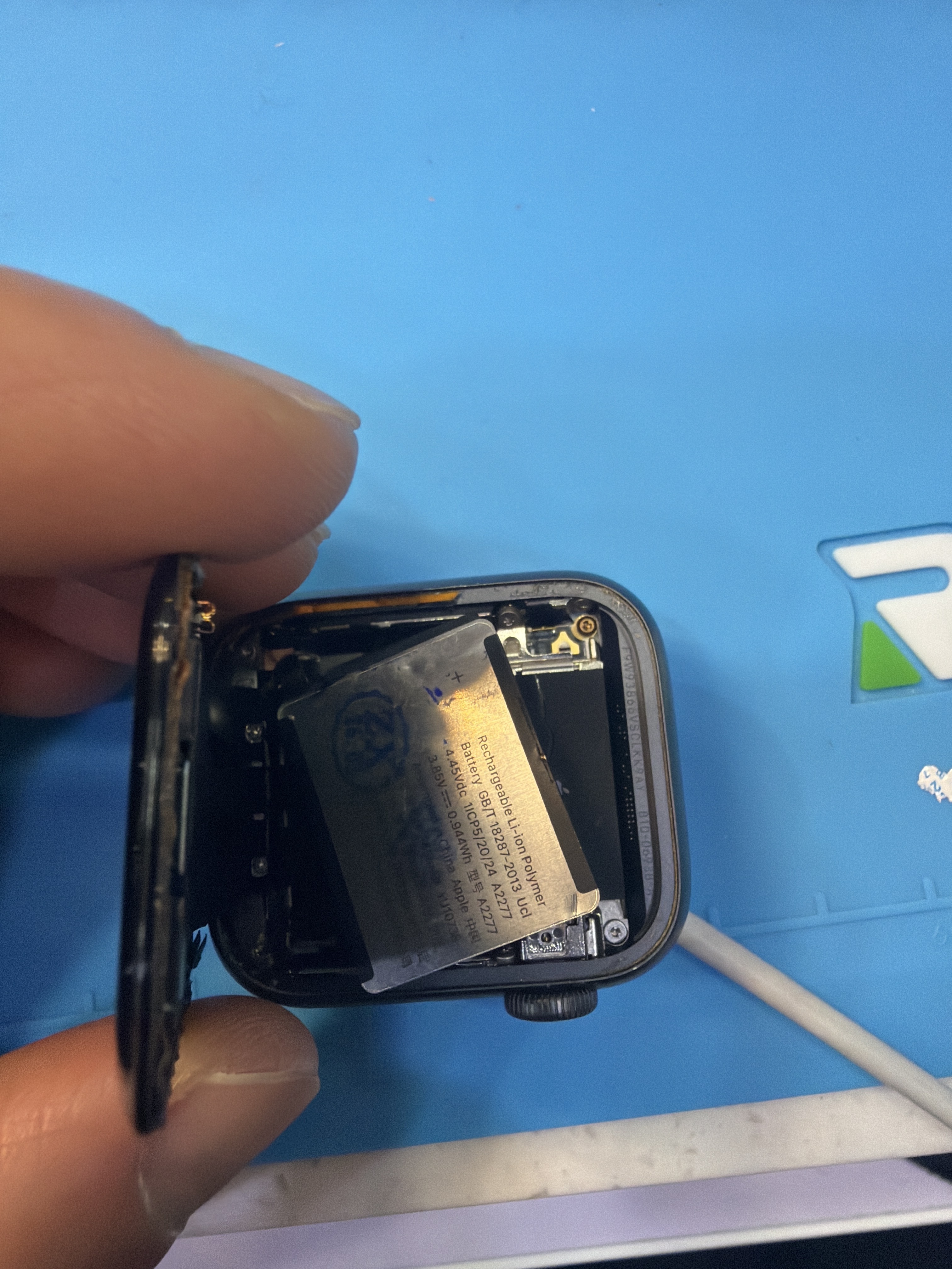 애플워치 Apple Watch Series 5 (40mm) 수리 작업 중 — 다올리페어 직영점 진행