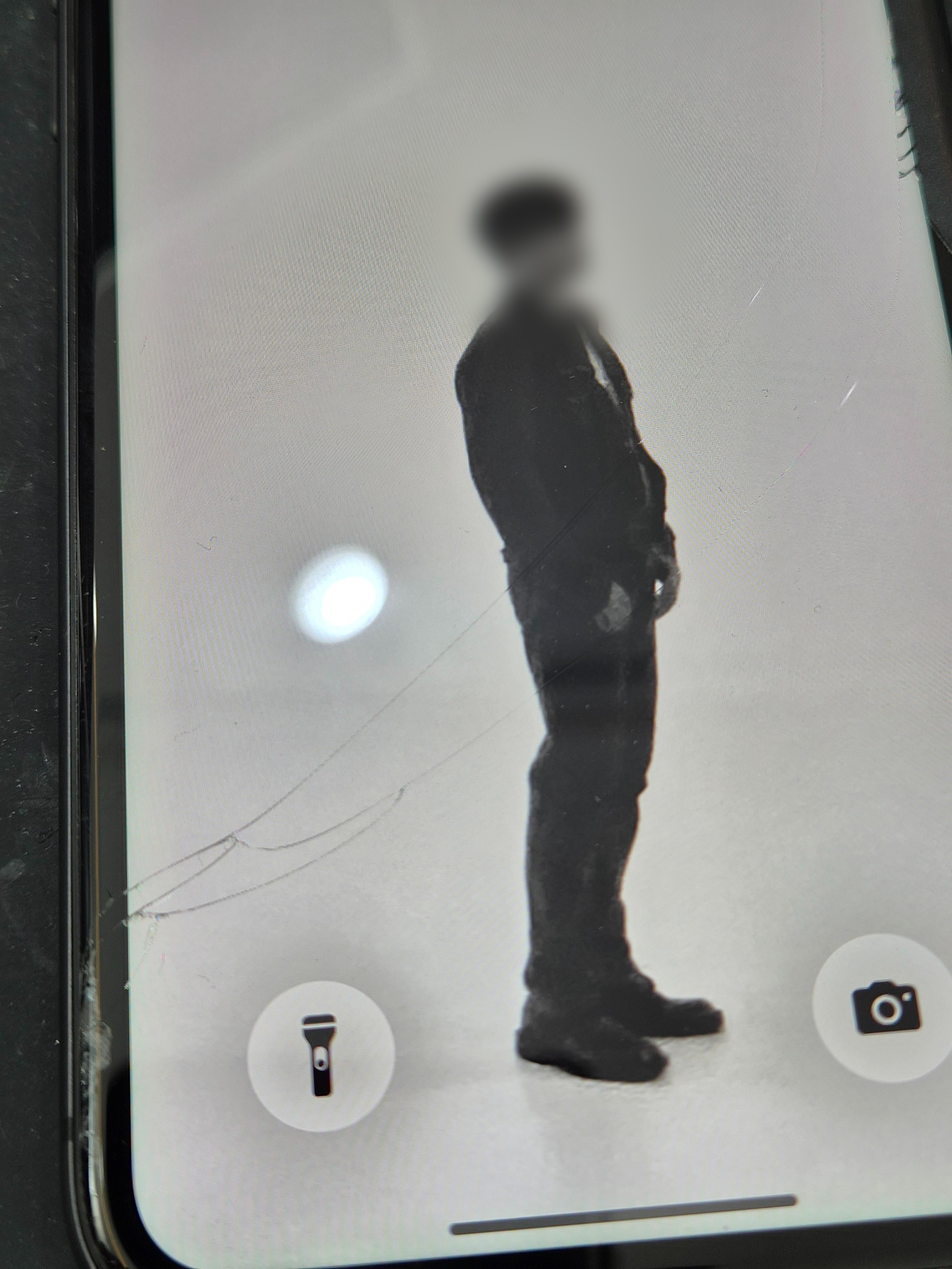 아이폰 iPhone 11 수리 전 — 액정 깨짐