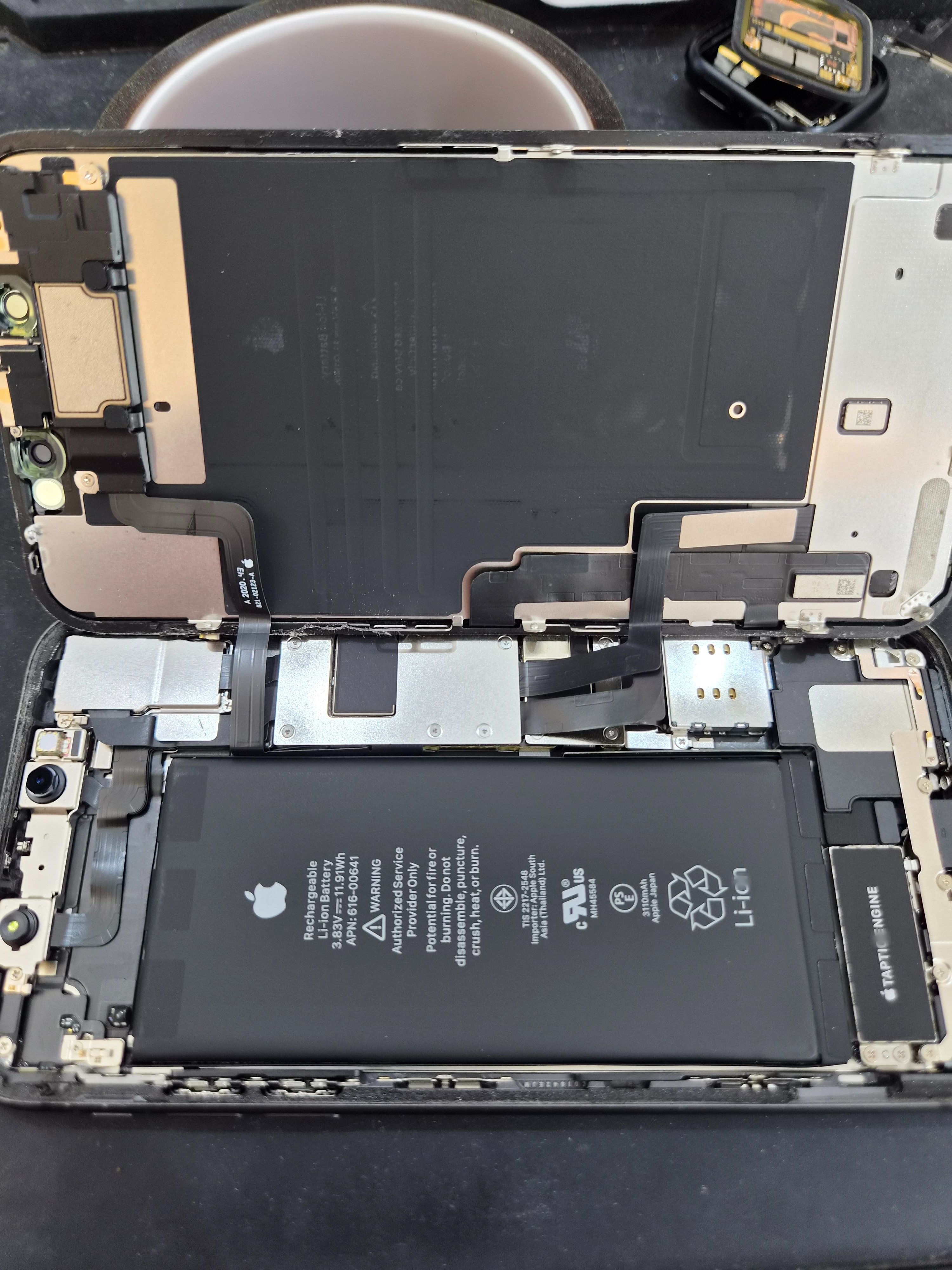 아이폰 11 (iPhone 11) 액정 교체 비용 가격 내부 분해 — 정밀 작업 단계