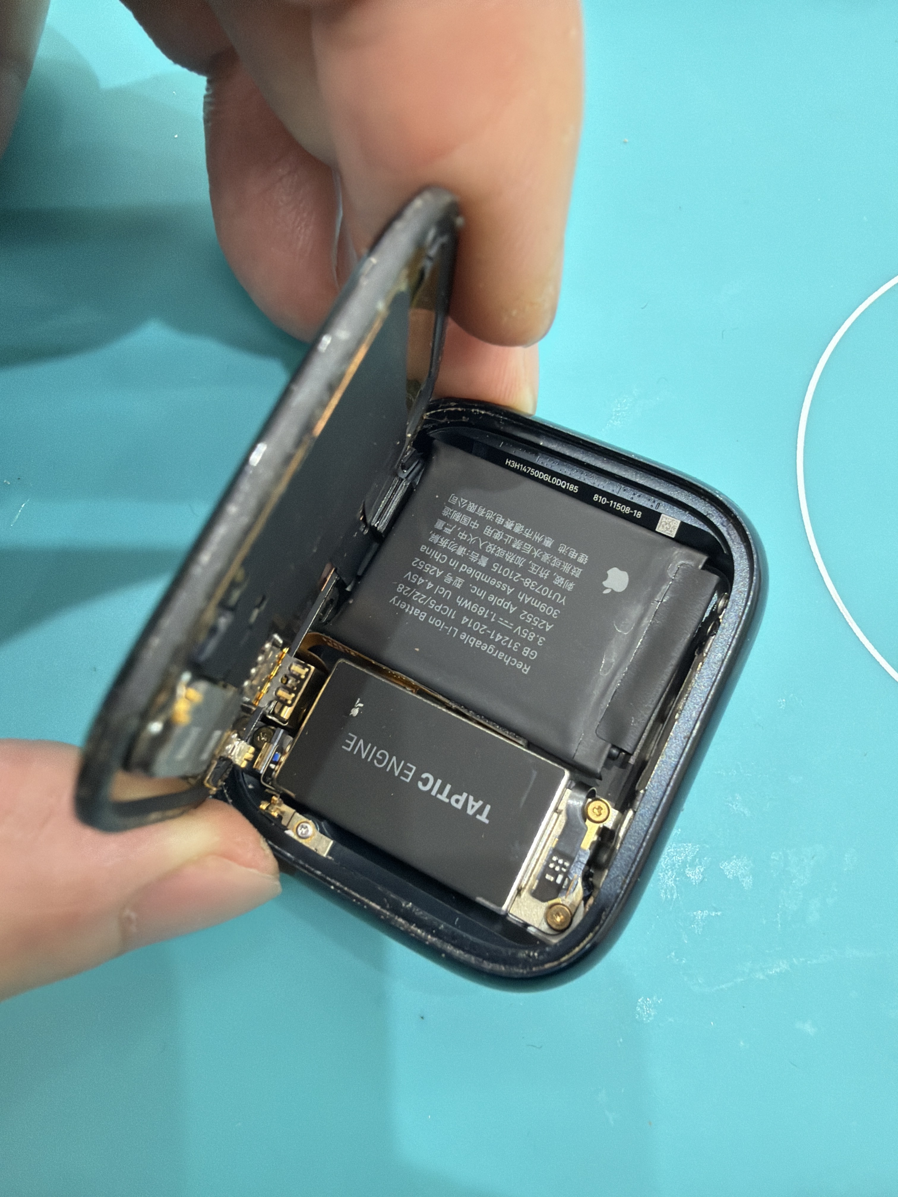 애플워치 Apple Watch Series 7 (45mm) 내부 분해 — 정밀 작업 단계