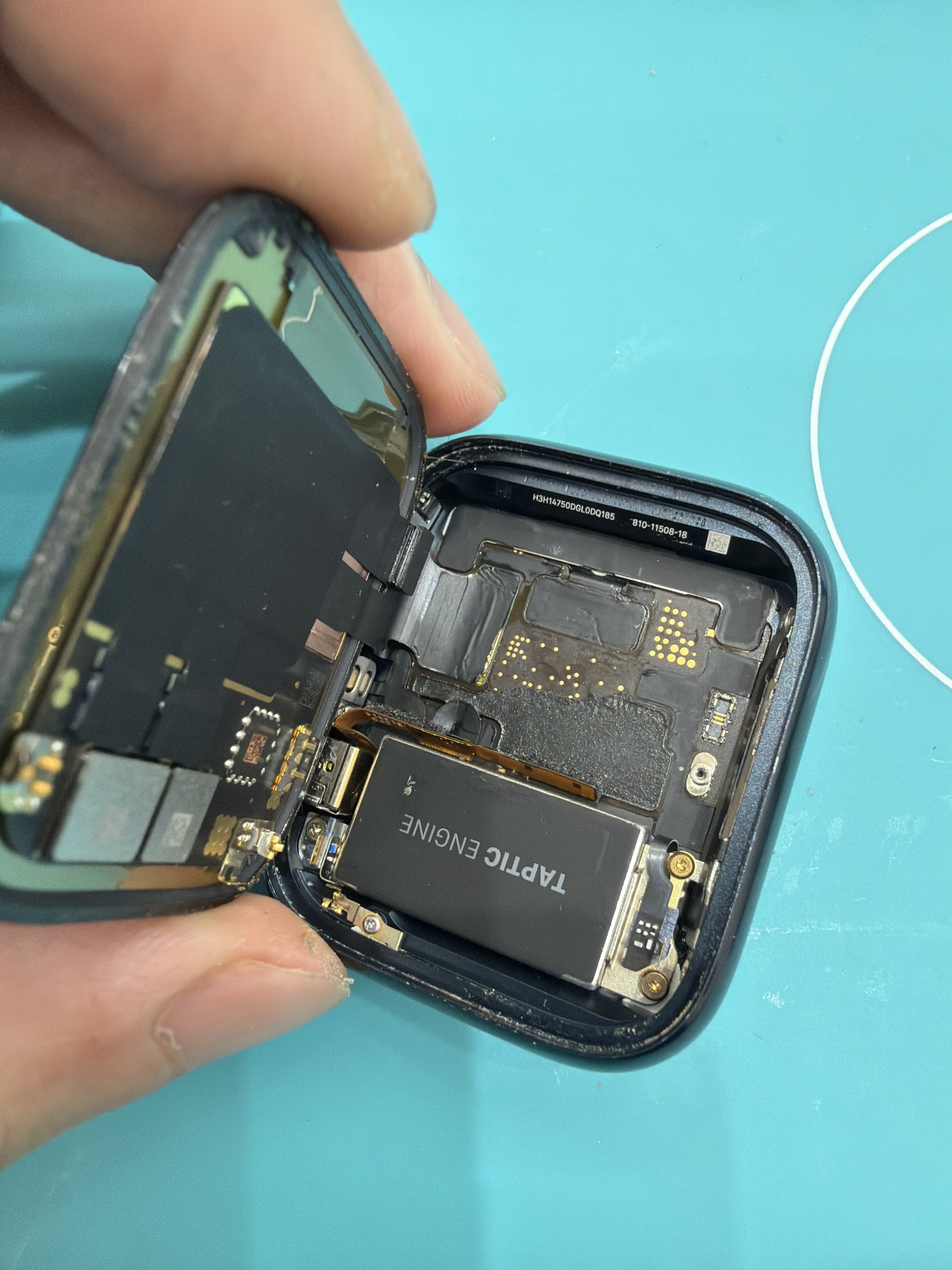 애플워치 Apple Watch Series 7 (45mm) 수리 작업 중 — 다올리페어 직영점 진행