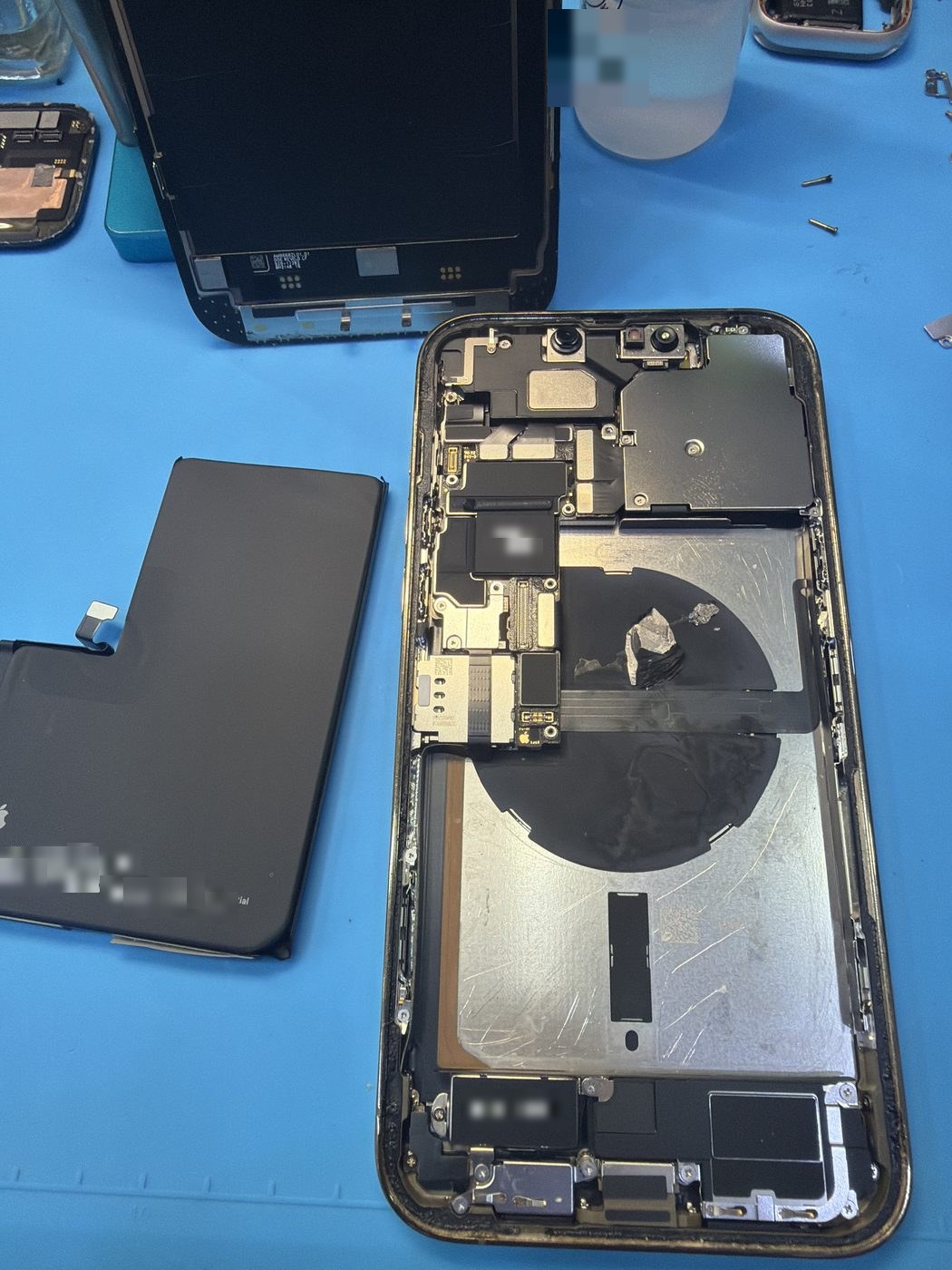 아이폰 13 Pro Max 내부 분해 — 정밀 작업 단계